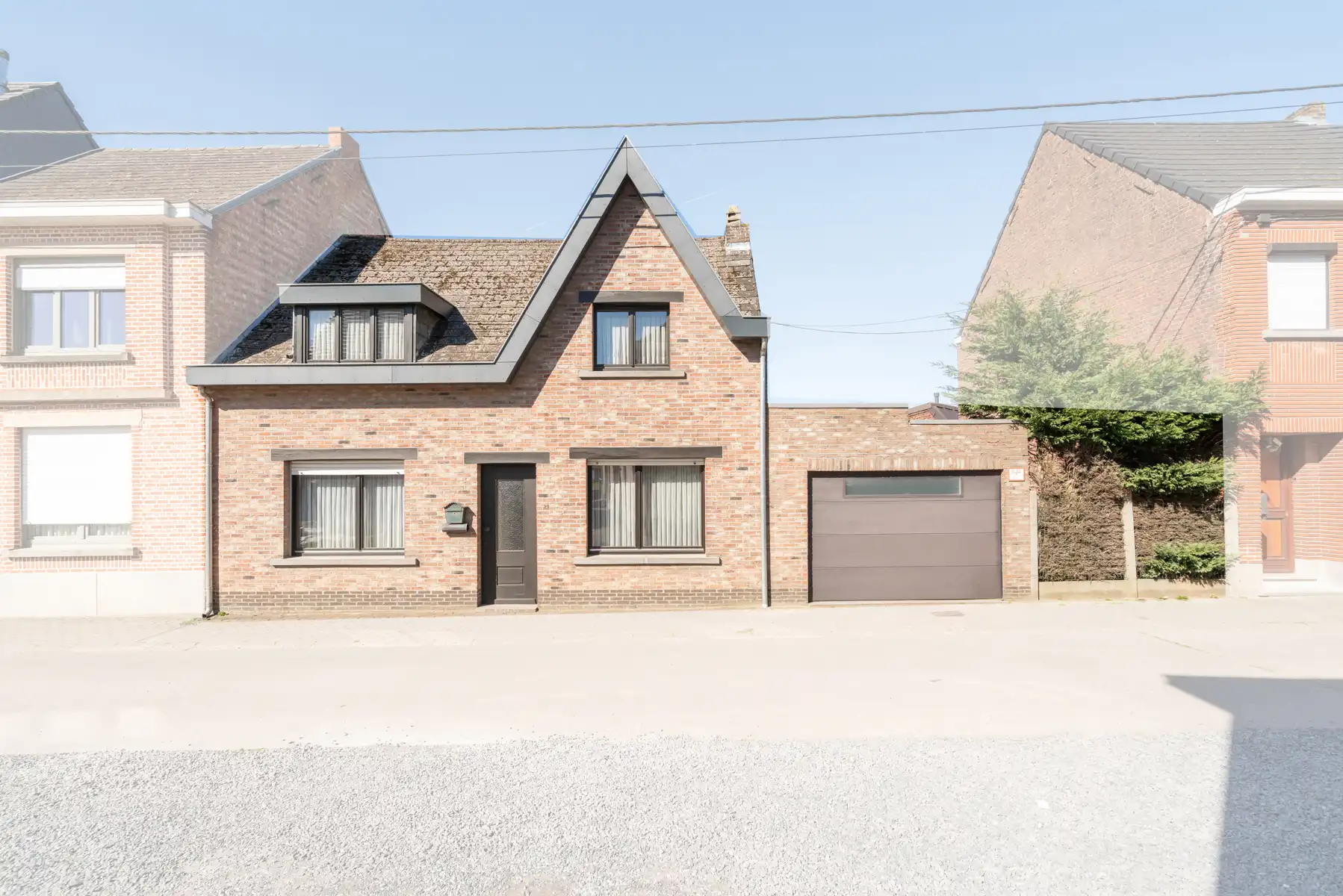 Woning met 4 slaapkamers, garage en tuin foto {{pictureIndex}}