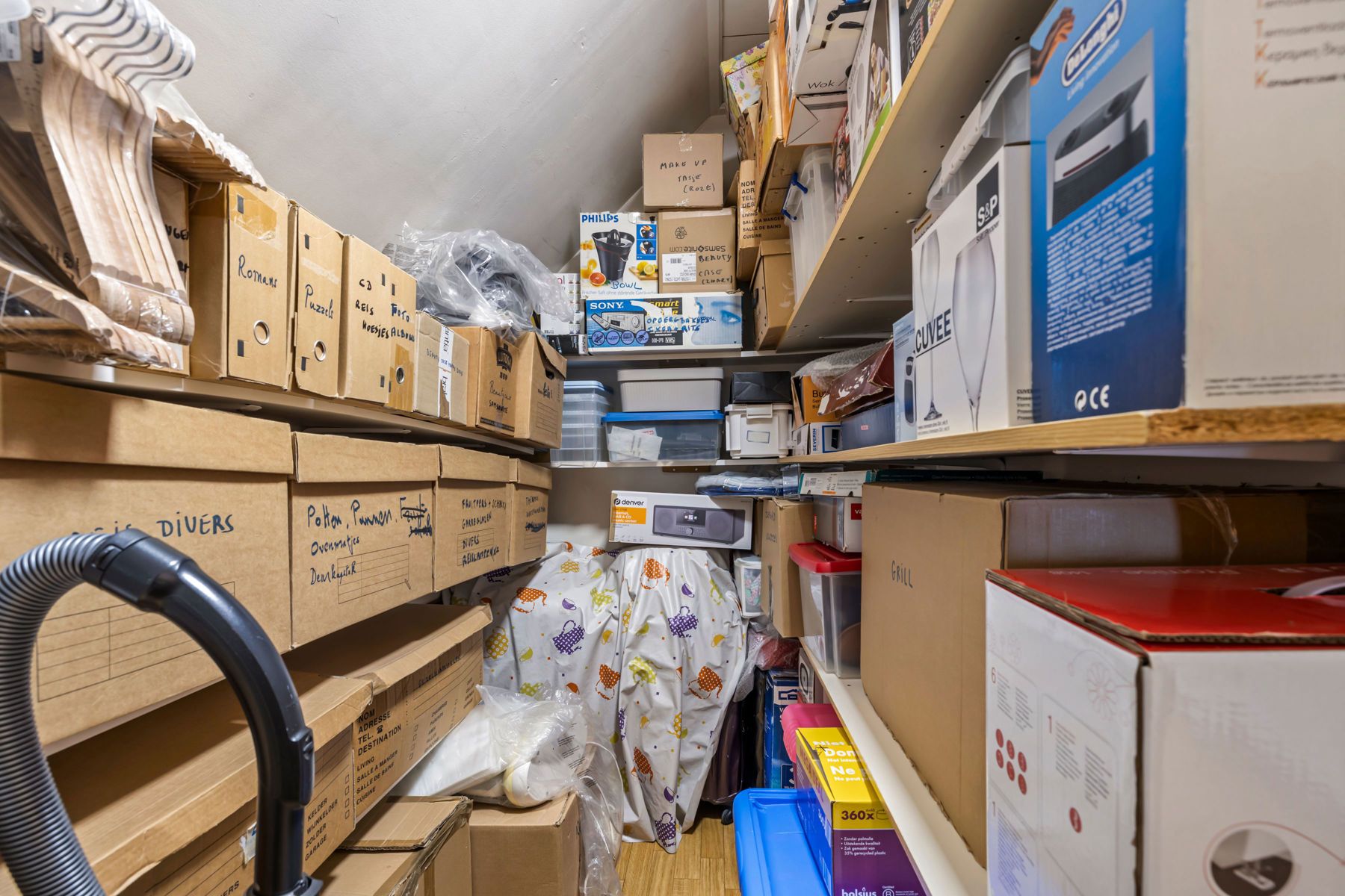 ONDER OPTIE Ruime villa in zeer goede staat met grote garage foto 23