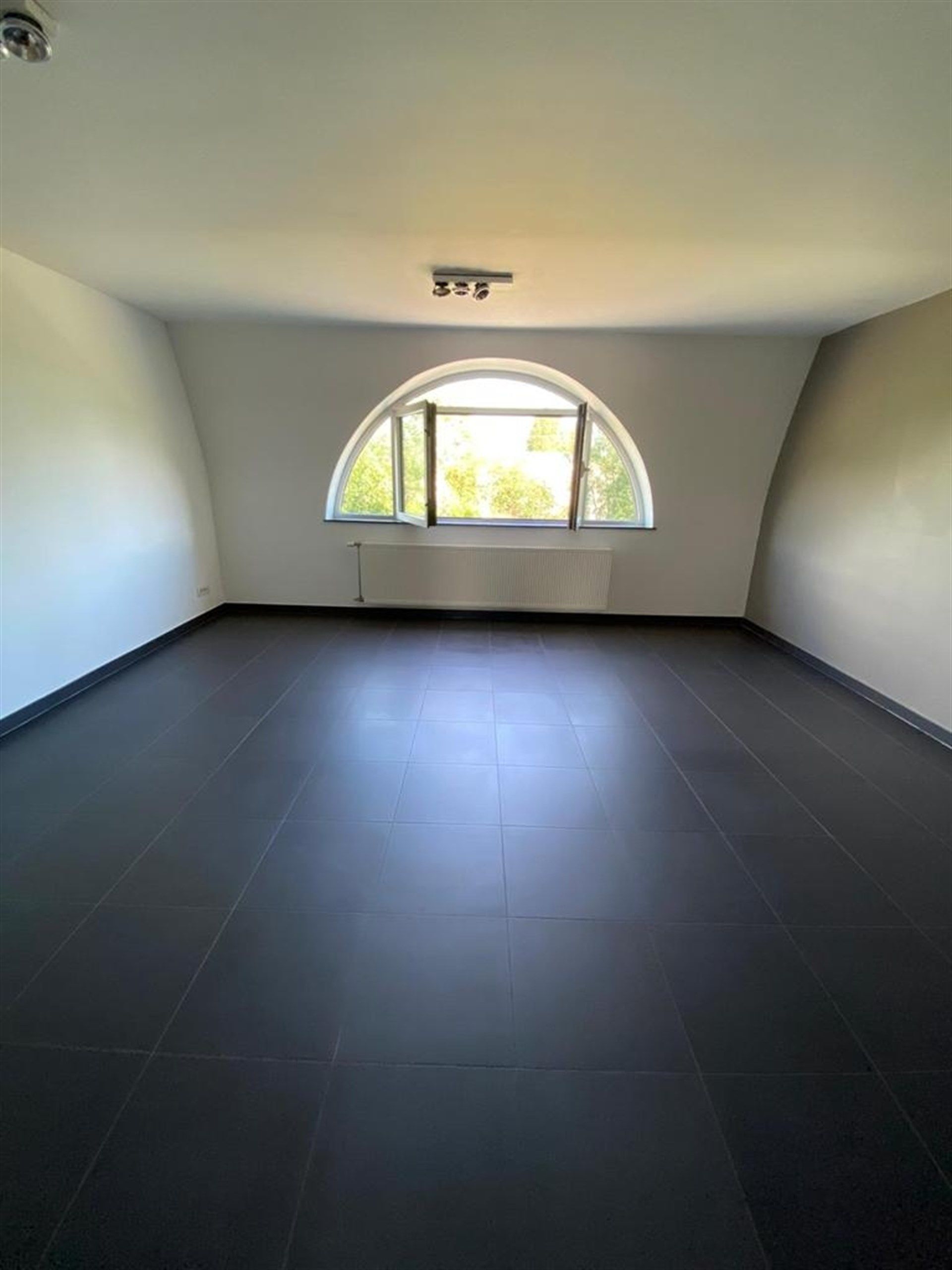 Gunstig gelegen duplex appartement met carport. foto 2