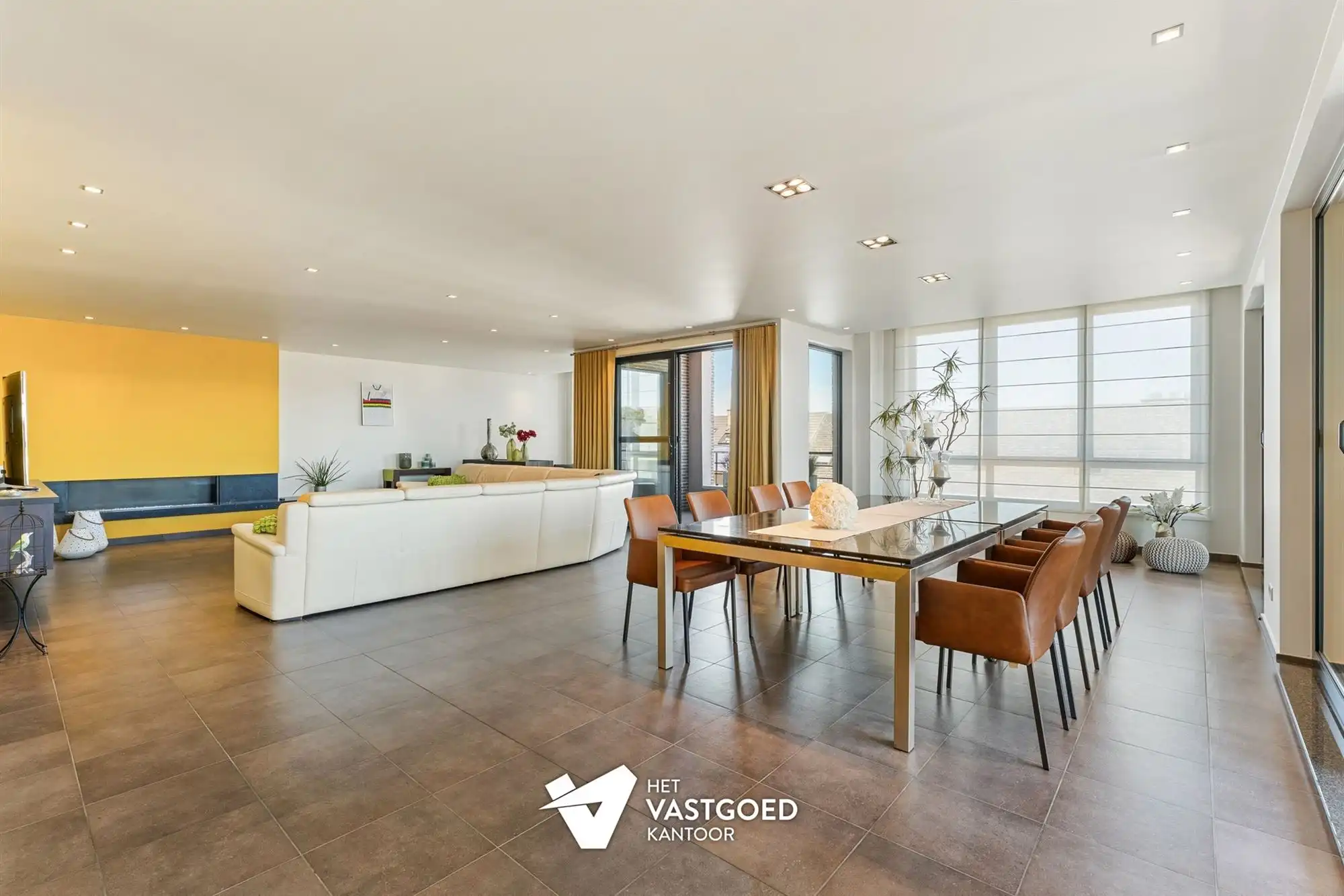 ZEER RUIME PENTHOUSE (340M²) IN UITSTEKENDE STAAT MET 3 TERRASSEN TE TESSENDERLO CENTRUM foto {{pictureIndex}}
