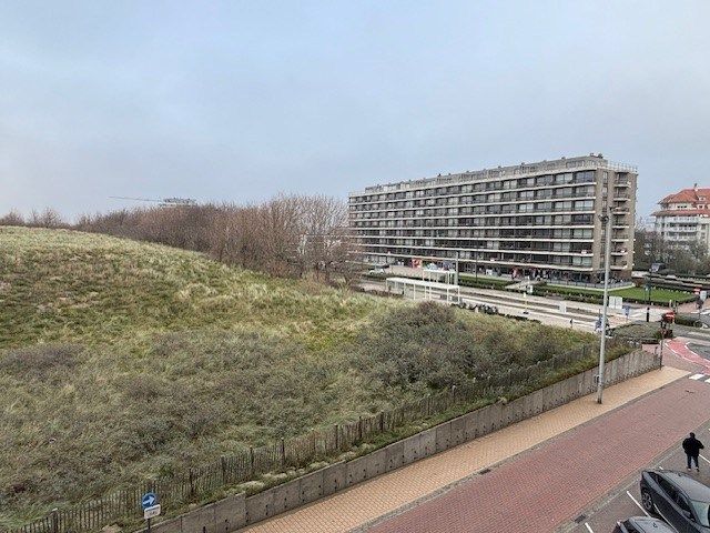 Gemeubelde studio met lateraal zee- en duinenzicht foto 12