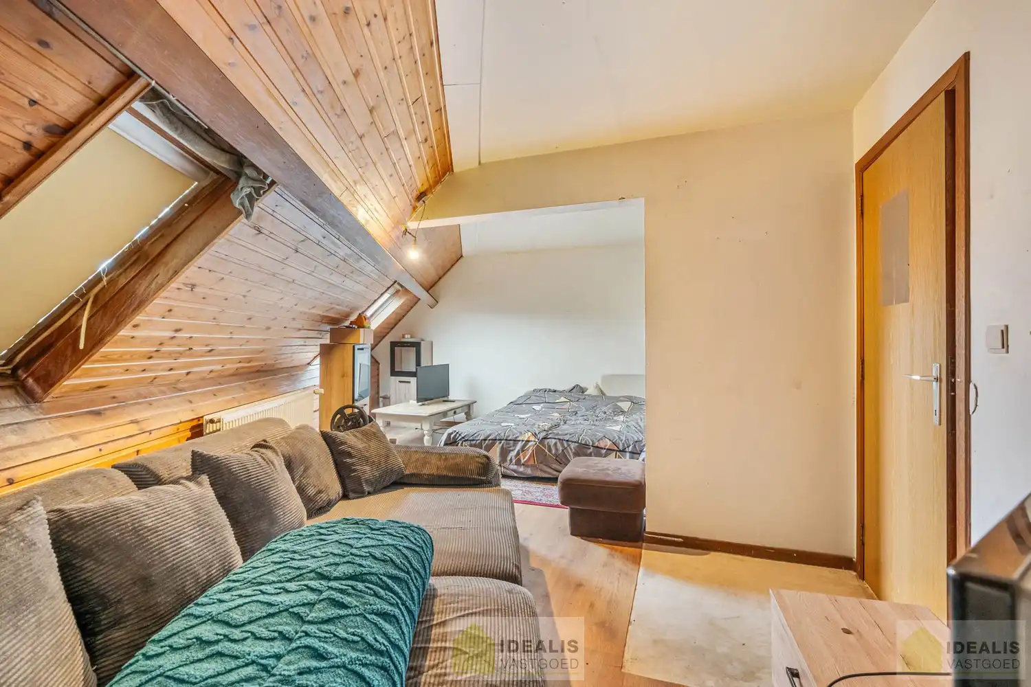 OP TE FRISSEN RUIM DUPLEX APPARTEMENT PAL IN  HET CENTRUM VAN HAMONT! Dit uiterst ruime appartement omvat maar liefst ca.142m² bewoonbare oppervlakte en is voorzien van een ruime woonkamer met aansluitend keuken, 3 aangename slaapkamers, volledig vernieuwde badkamer en terras!! Zeer geschikt voor kandidaten op zoek naar een zeer ruim appartement pal in het stadscentrum van Hamont (Hamont-Achel)! foto 15