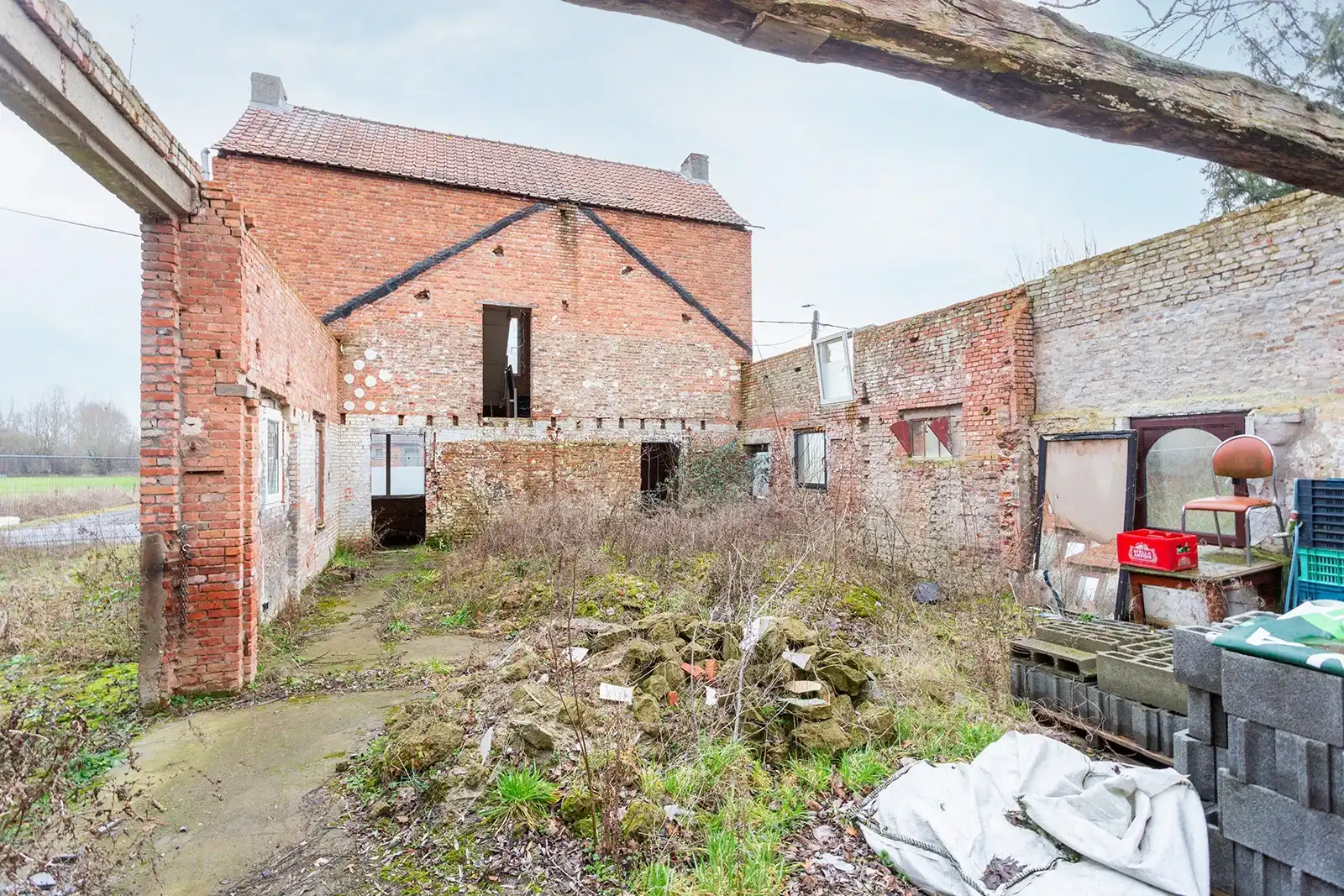 Te renoveren woning met enorm potentieel in het groene Humbeek foto 6