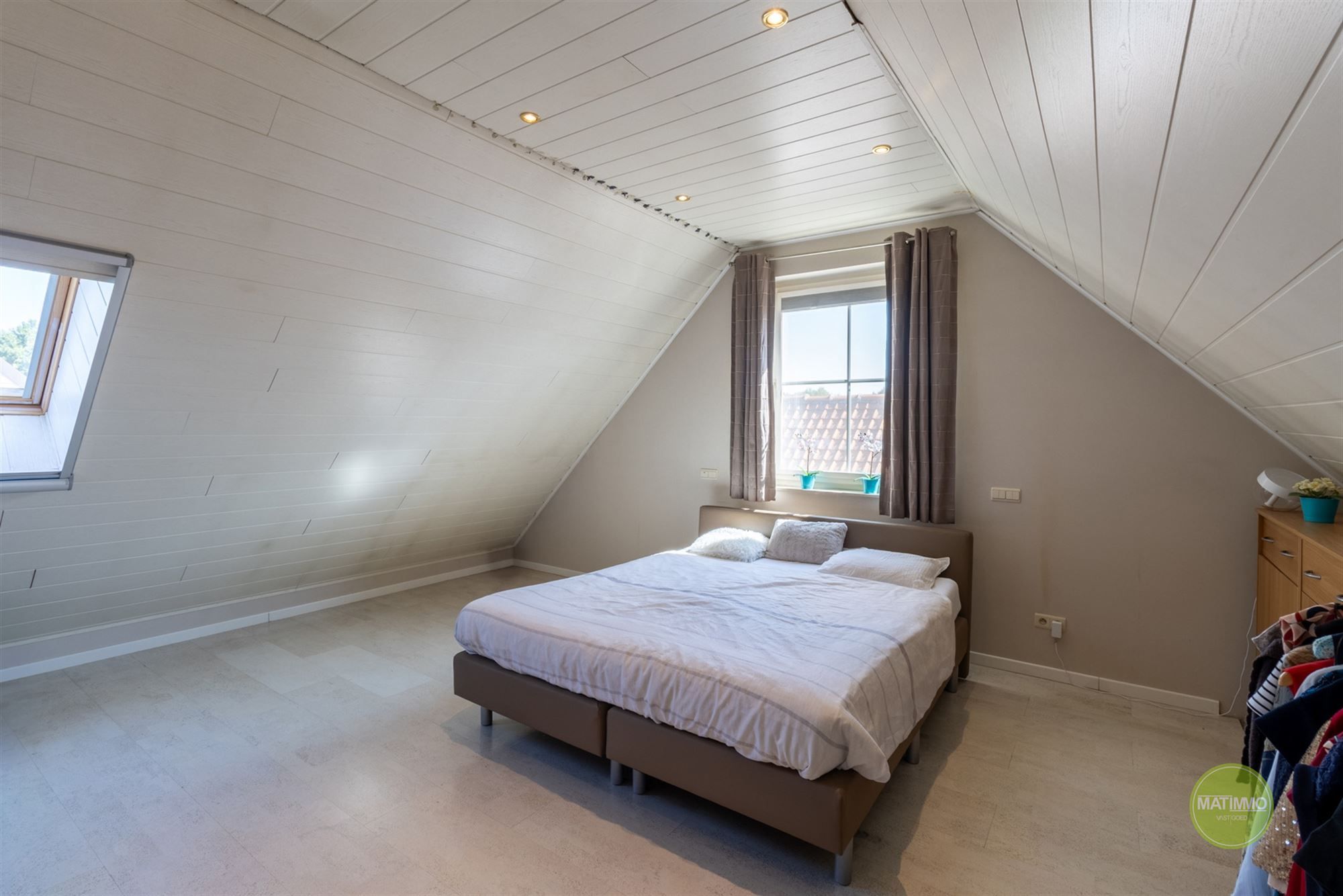 Instapklare gezinswoning met magazijn, zwembad en poolhouse  foto 18