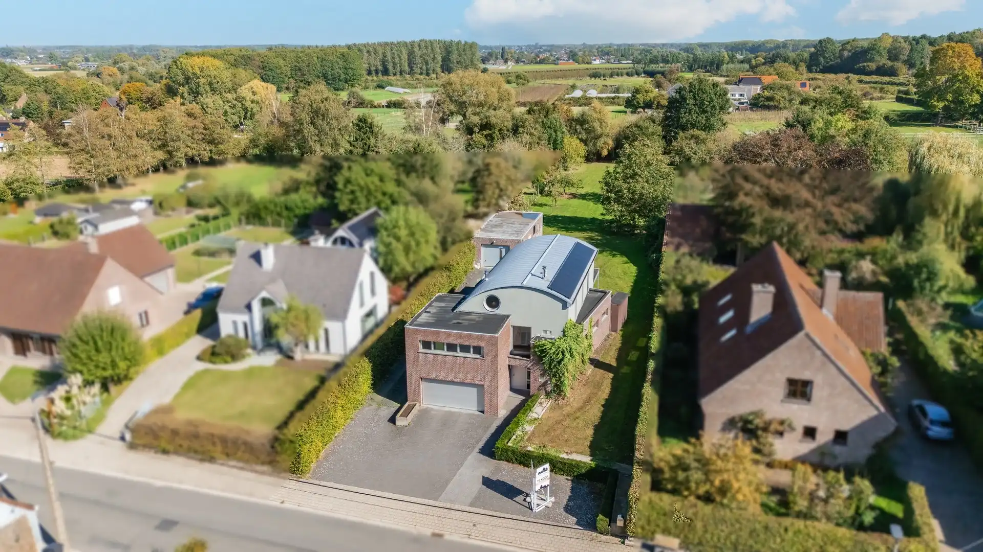 Karaktervolle architectenwoning op een perceel van ruim 25 are met diepe, oostgerichte tuin foto {{pictureIndex}}