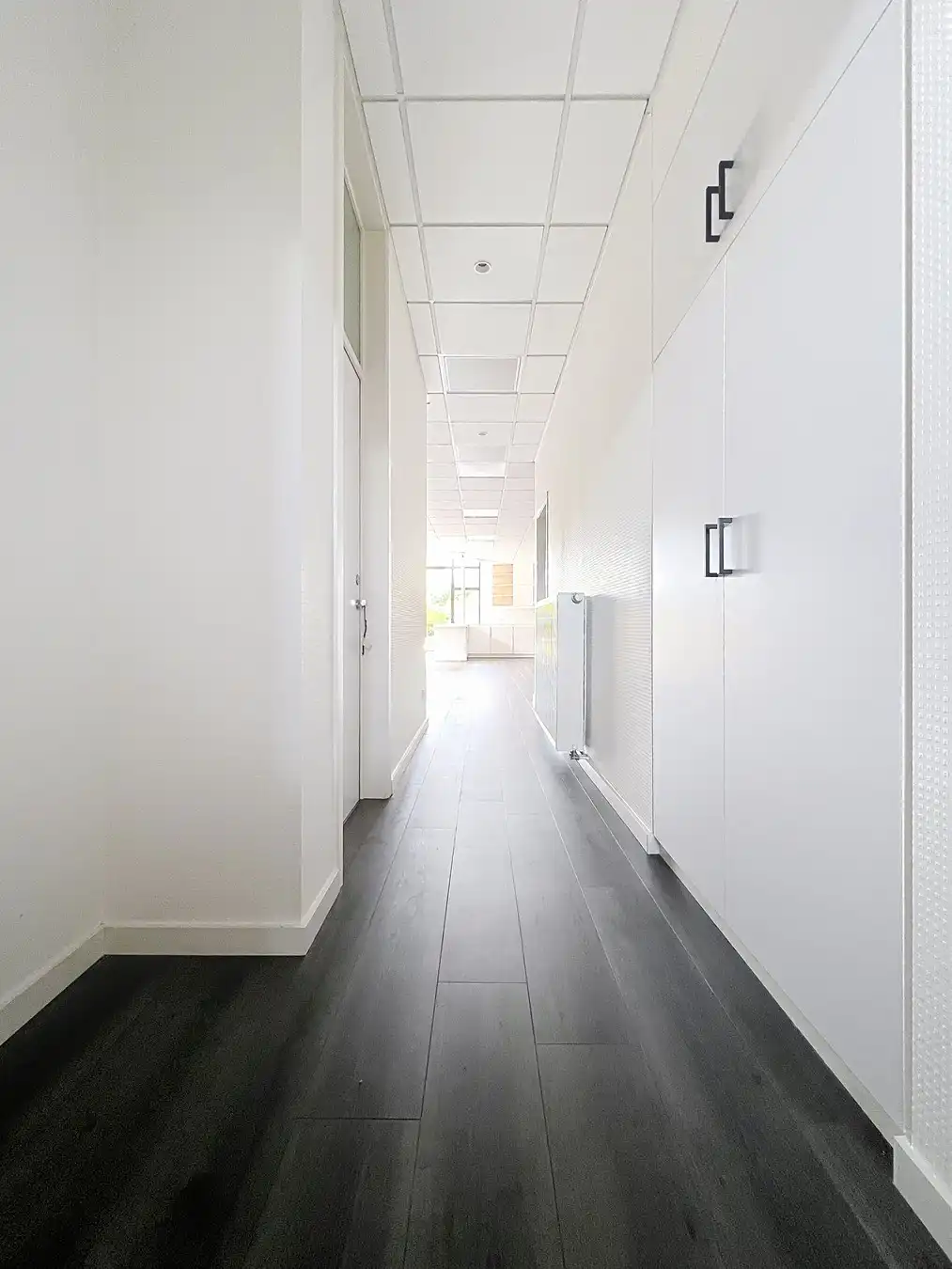 Instapklaar lichtrijk GERENOVEERD pand met mooie open kantoor/praktijkruimte en 4 aparte burelen/consultatieruimtes. foto 18