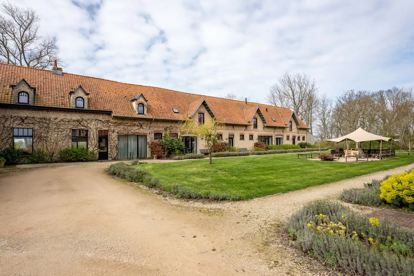 Exclusieve historische herenhoeve 'Groot Noordhof' met 8 vergunde vakantielogies op topligging nabij zee foto 62