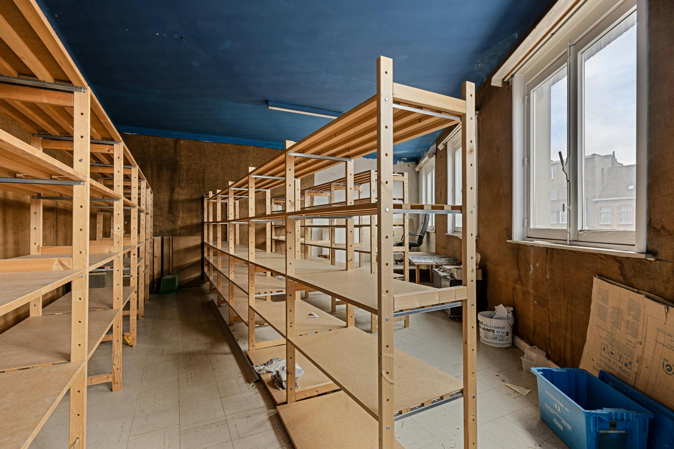Commerciële ruimte met duplex-appartement te koop in Evere foto 23