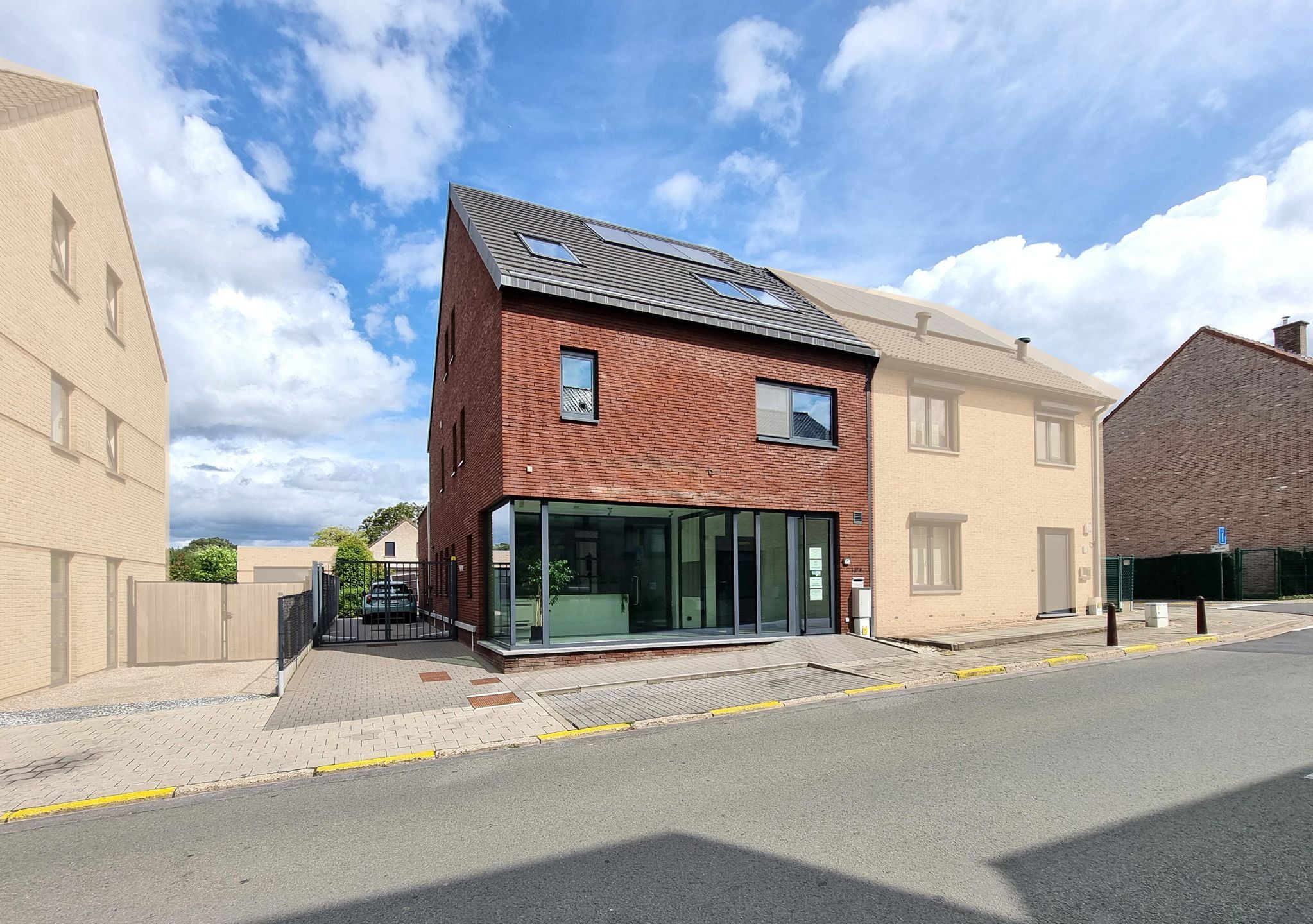 Handelsgelijkvloers met triplex-appartement in het hartje van Pamel foto {{pictureIndex}}