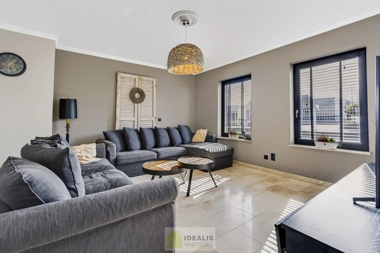 IDEALIS VASTGOED – EEN AANGENAME VRIJSTAANDE WONING MET EEN NIEUWE KEUKEN EN BADKAMER, EEN HEERLIJK RUIME WOONKAMER MET SPEKSTEENKACHEL, EEN EXTRA RUIME VERANDA (VOLLEDIG AF TE SLUITEN MET GLAZEN PUIEN), 3 SLAAPKAMERS, EEN EXTRA MULTIFUNCTIONELE RUIMTE (INGERICHT ALS KANTOOR MET APARTE INGANG) OP EEN RIANT PERCEEL VAN 14A 51CA, VOLLEDIG OMHEIND, VOORZIEN VAN VOLDOENDE PARKEERRUIMTE EN EEN PRACHTIGE CARPORT VOOR 2 WAGENS! foto 12