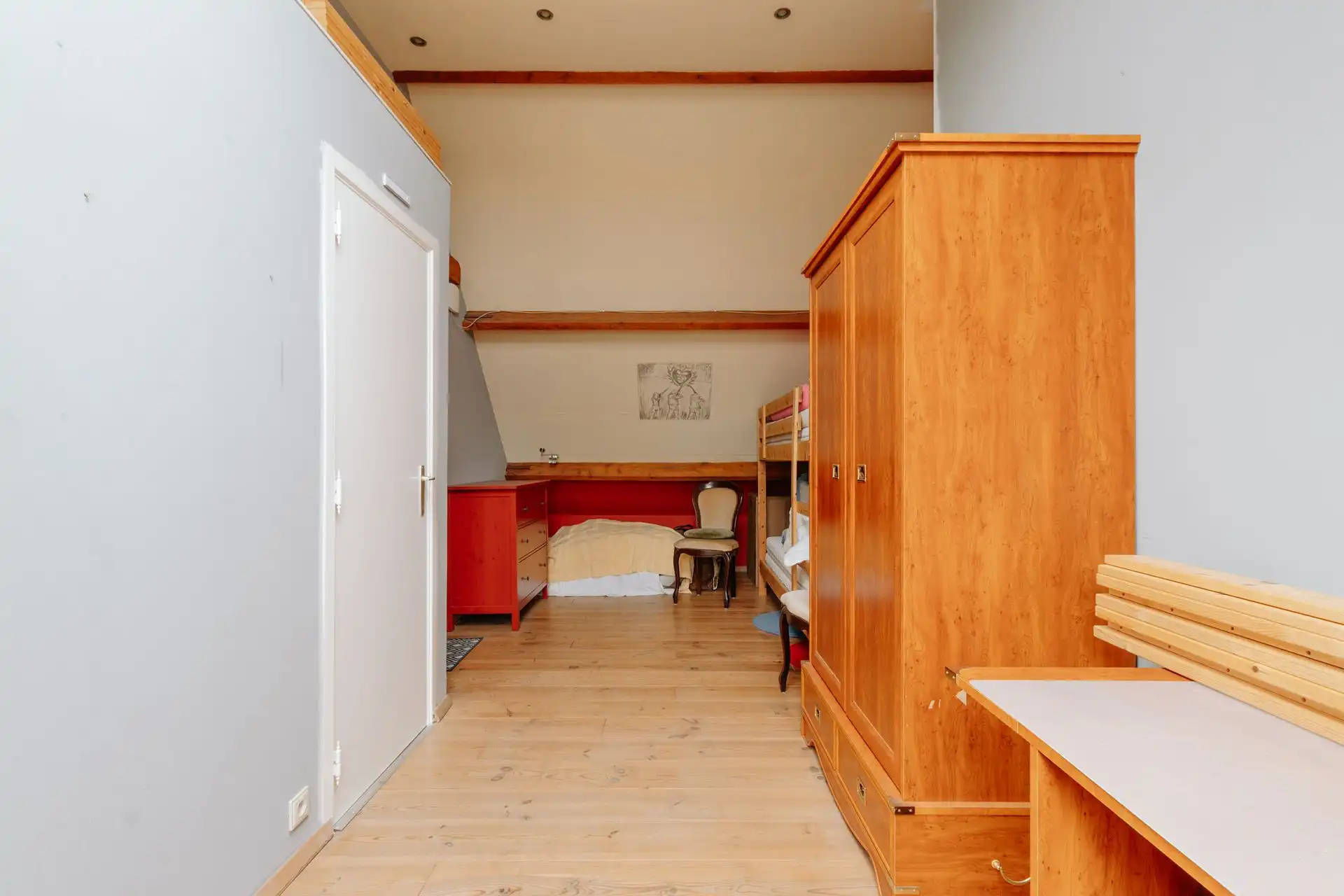 Gezinswoning met vier slaapkamers + tuin en garage foto 15