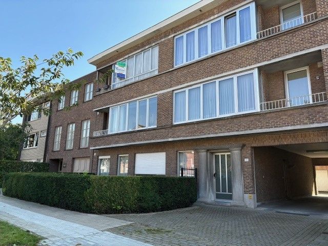 Hoofdfoto van de publicatie: Residentieel, centraal gelegen,  2- slaapkamer-appartement met zuid- gericht terras achteraan, balkon vooraan, ruime garage en kelder.