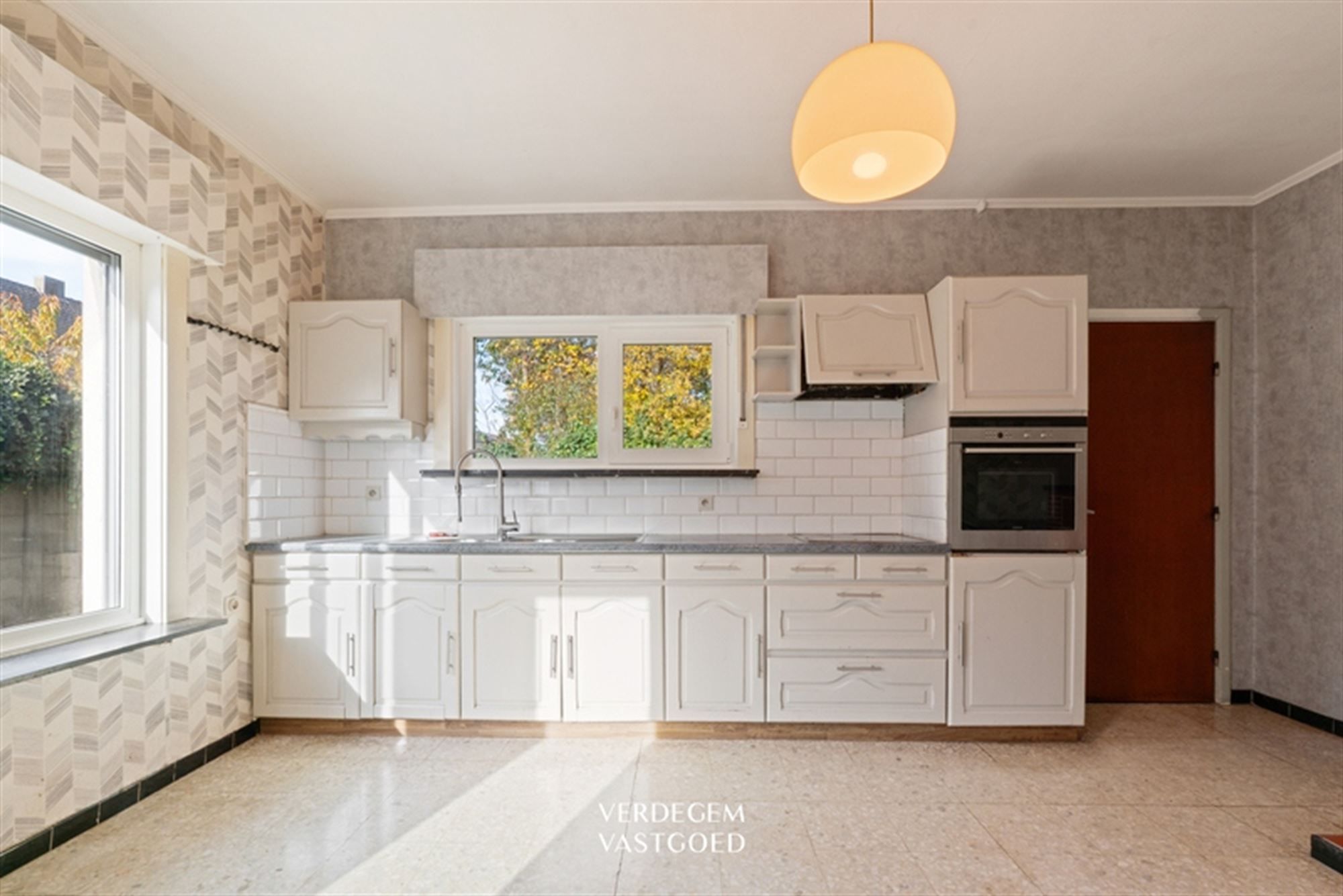 Ruime, op te knappen, woning met 3  slaapkamers, tuin en garage foto 5