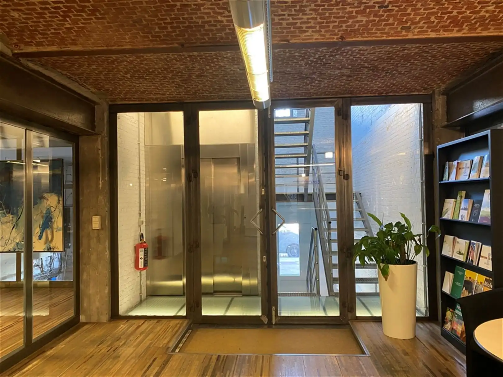 Karaktervolle loftkantoren te huur op gelijkvloers Ankerrui foto 6