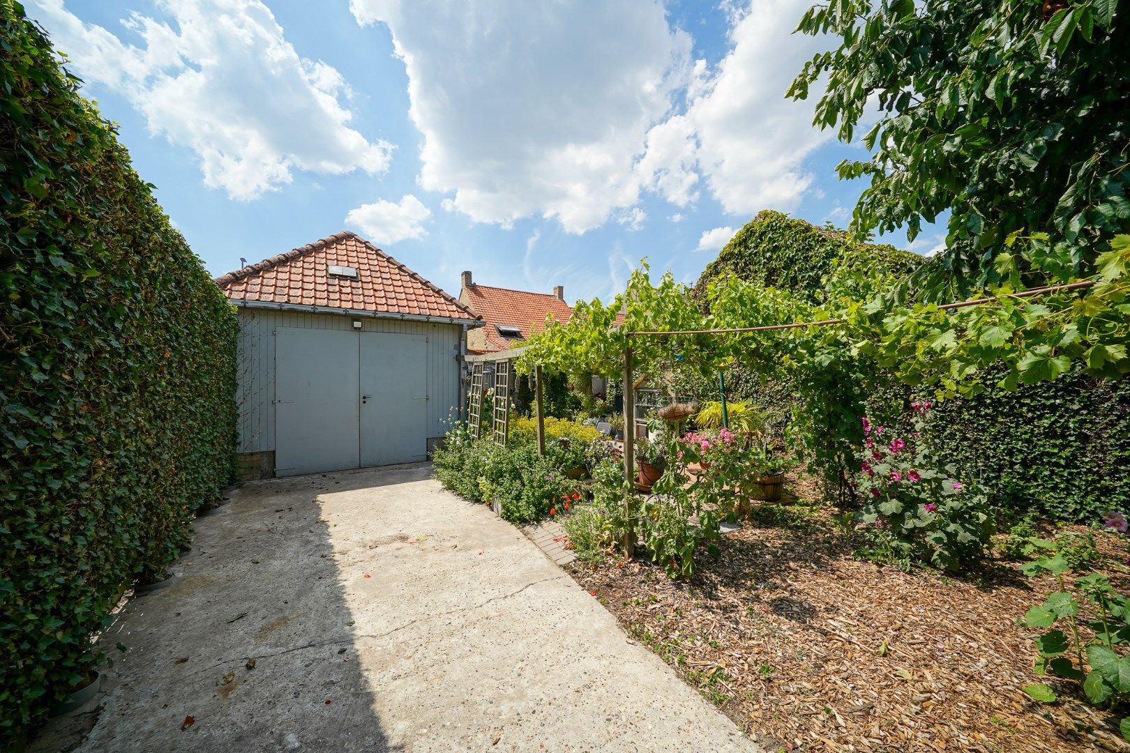 Ruime woning met drie slaapkamers - met loods/garage  foto 8