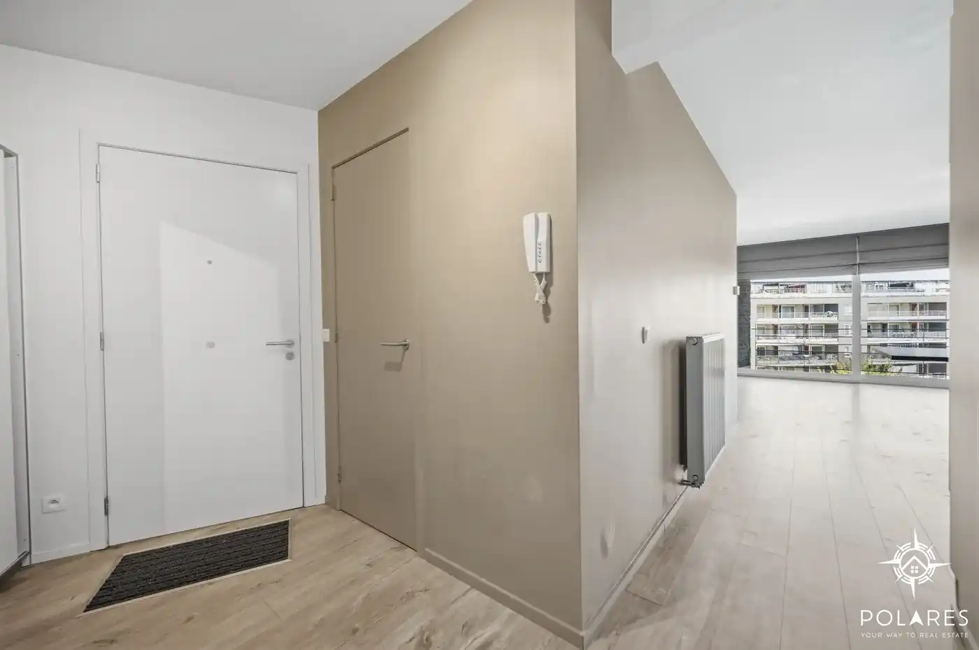 Instapklaar 2-slpk appartement met ruim terras en parkeerplaats foto 2