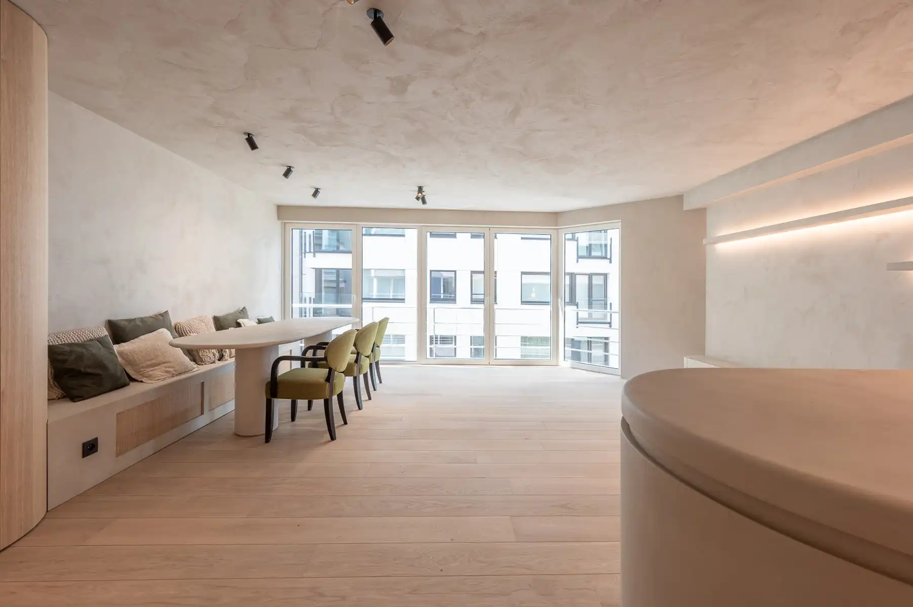 Tijdloos gerenoveerd appartement met zijdelings zeezicht  foto {{pictureIndex}}