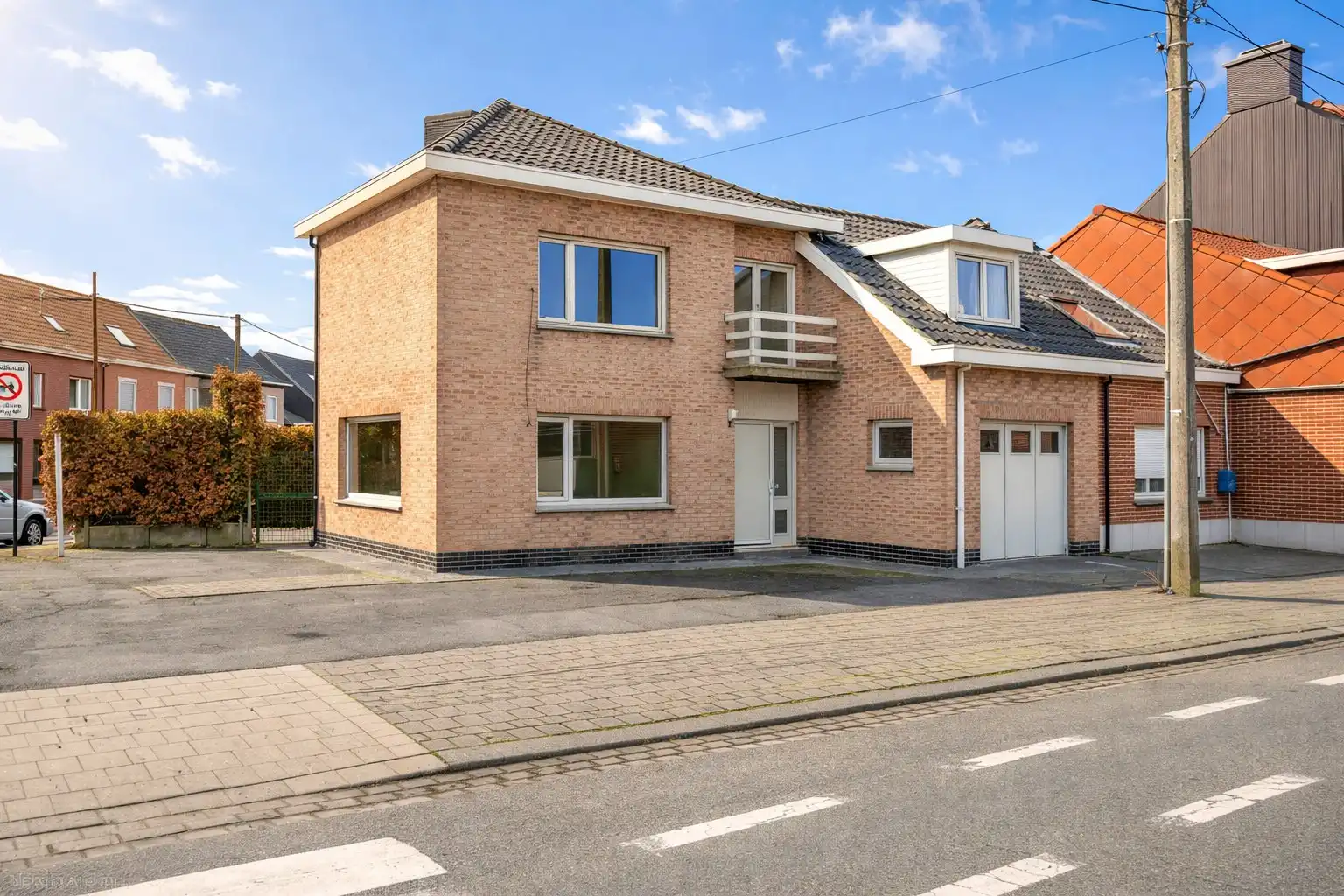 GUNSTIG GELEGEN GEZINSWONING OP 214 m² MET GARAGE foto {{pictureIndex}}