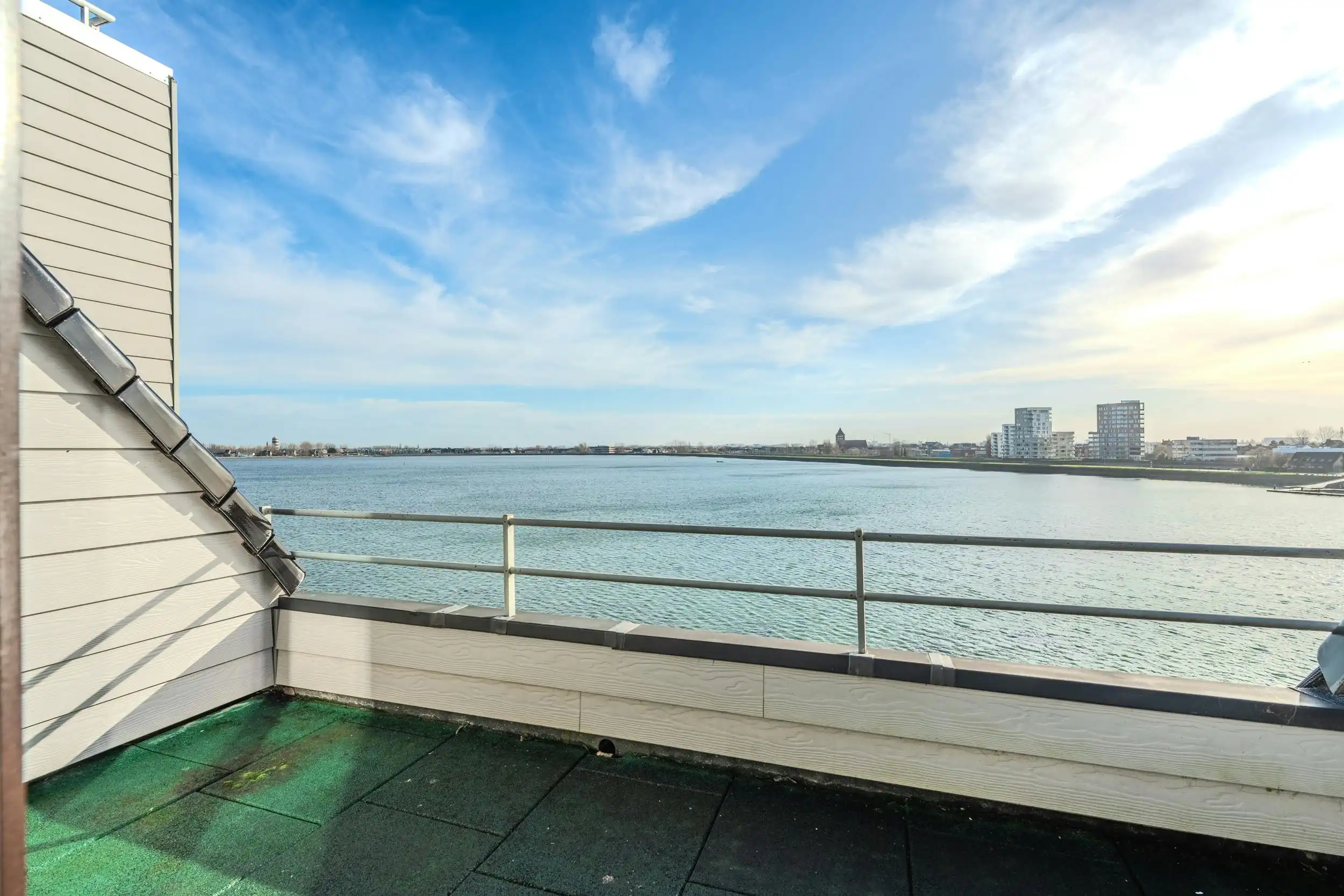Ruim appartement met prachtig open zicht op de Spuikom foto 5