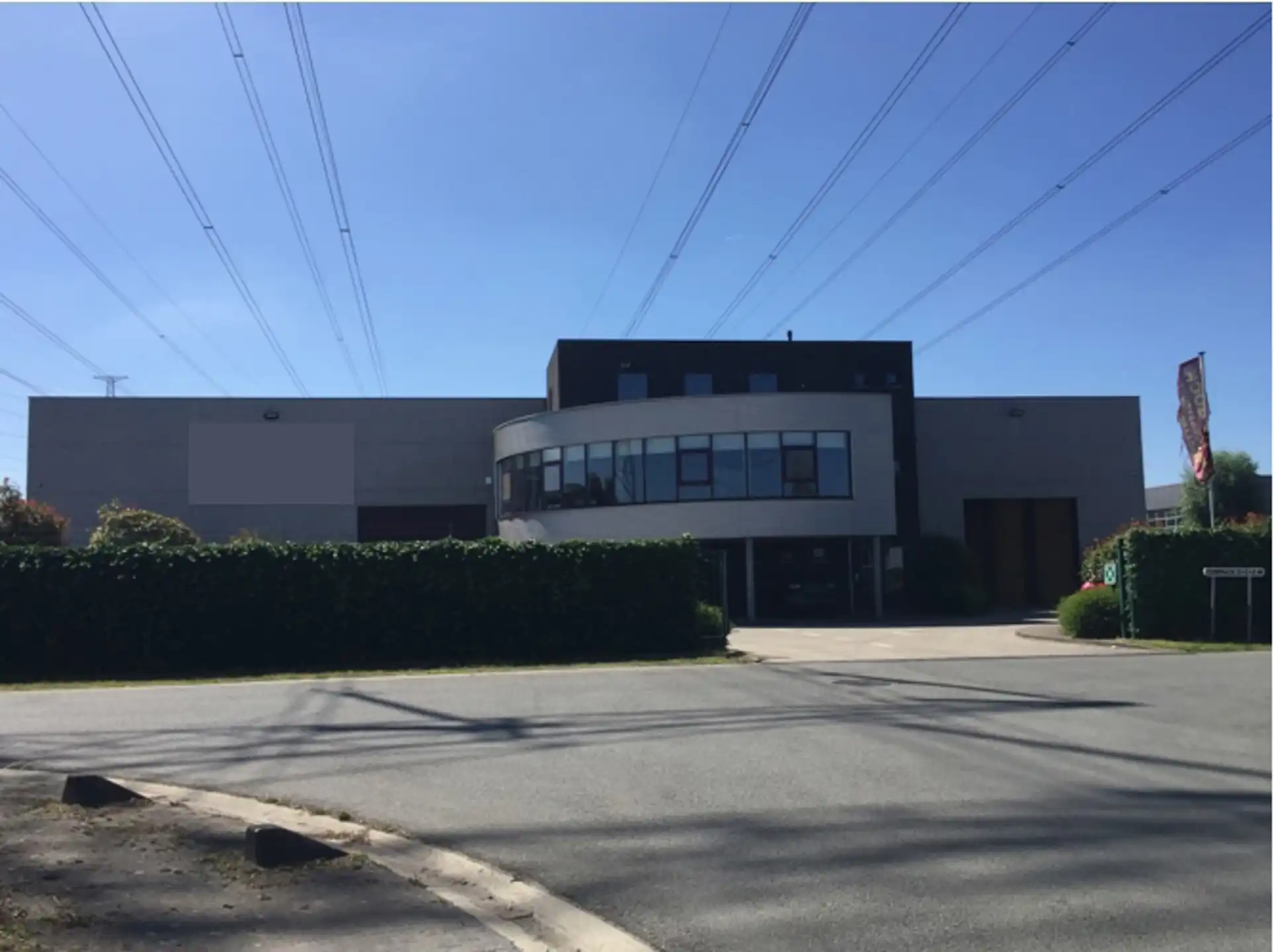 Magazijn 1.375m², hoogte 8m en kantoor 290m² en parking 9 pl foto 4