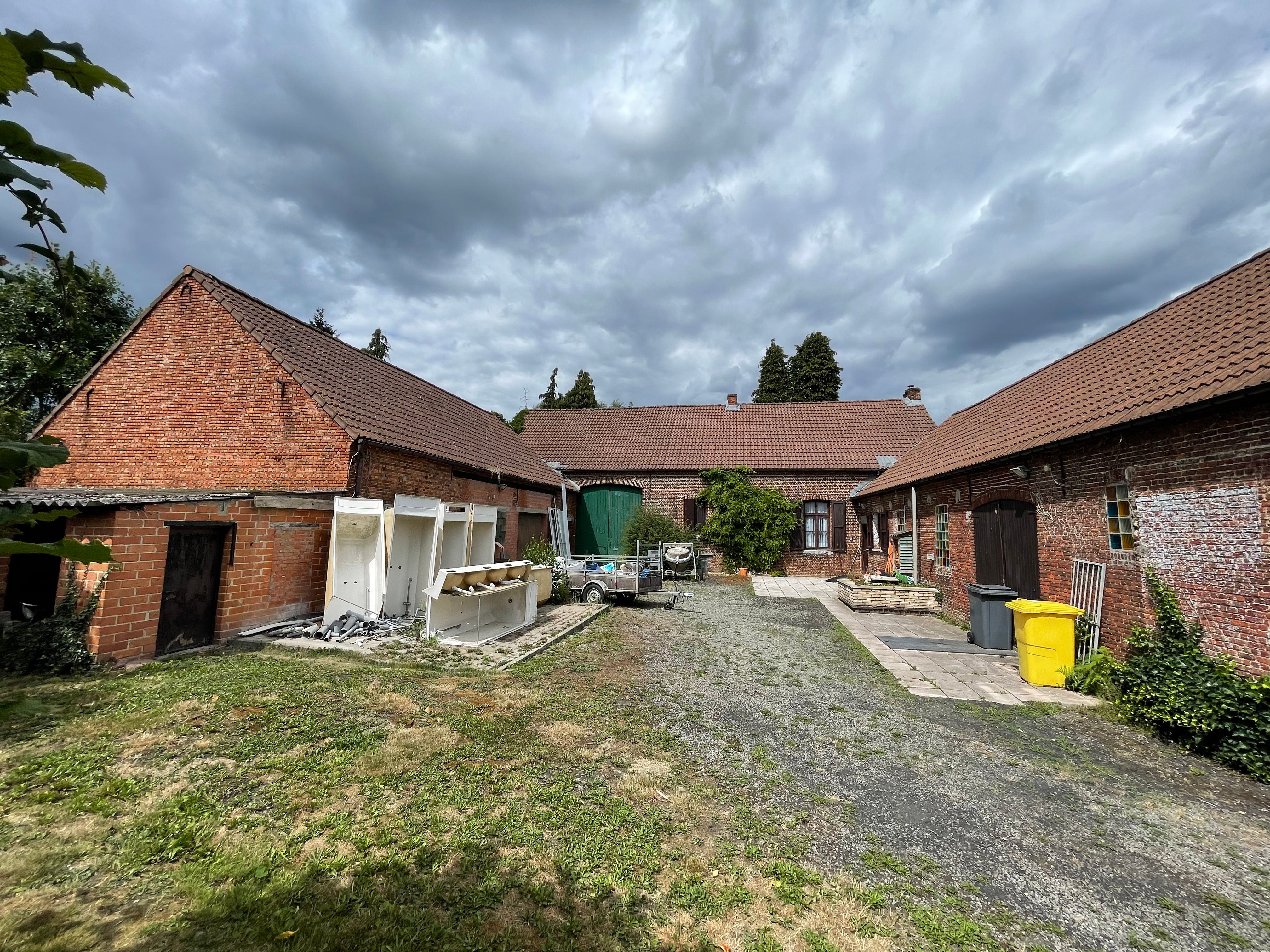 Ruime hoeve met bijgeb. 3255m² foto 5