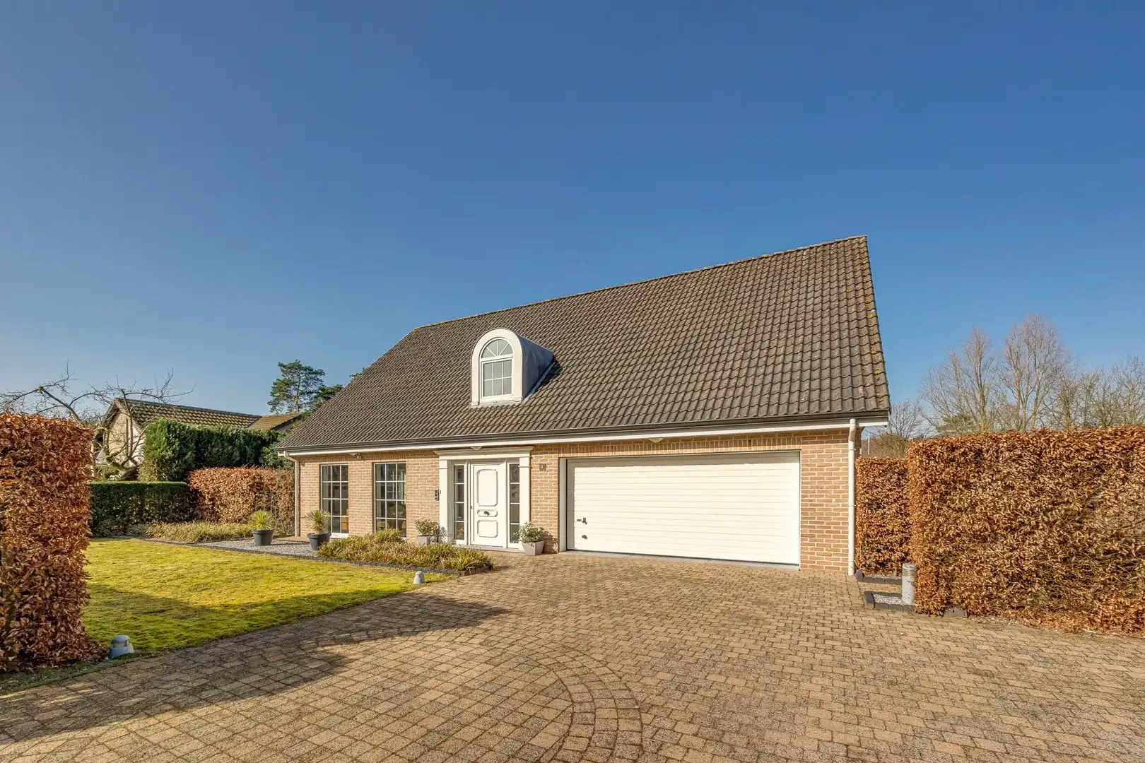 VILLA OP 2.118 M² foto {{pictureIndex}}