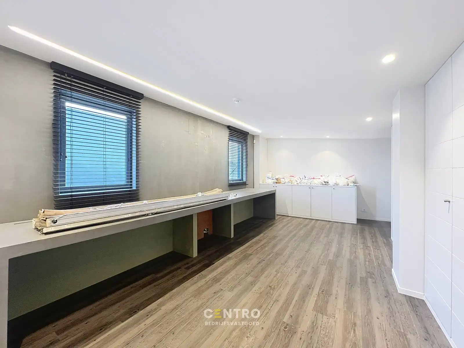 Magazijnen met kantoorgedeelte, garages én RUIM verhard buitenterrein, rustig gelegen in centrum Hooglede! foto 21