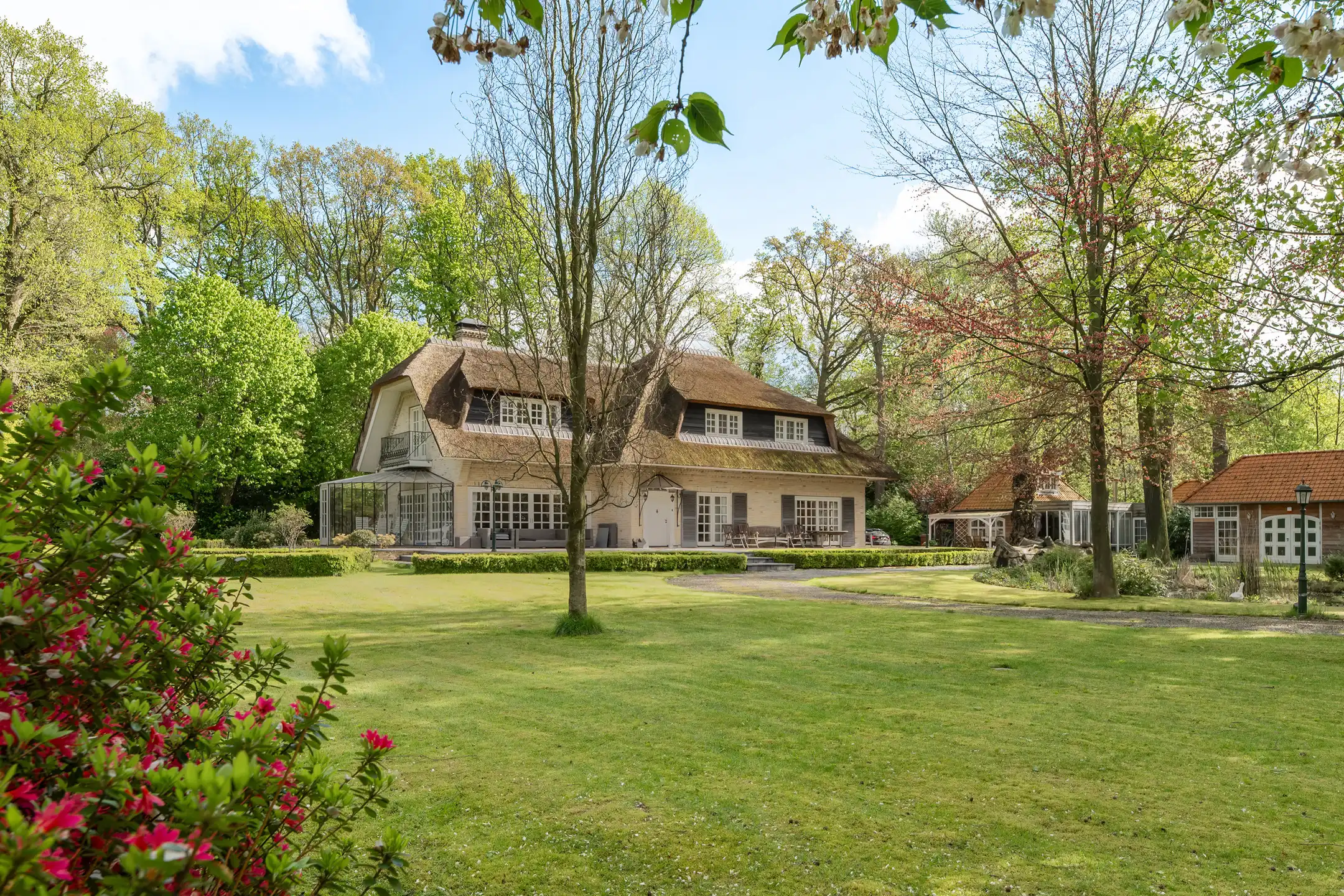 Unieke vrijstaande villa op ca. 7620m² in een uitzonderlijk domein in het groen. foto 27