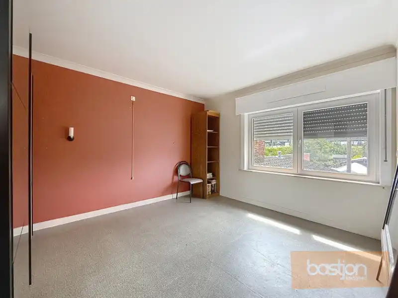 Halfopen bebouwing in rustige, doodlopende straat foto 13