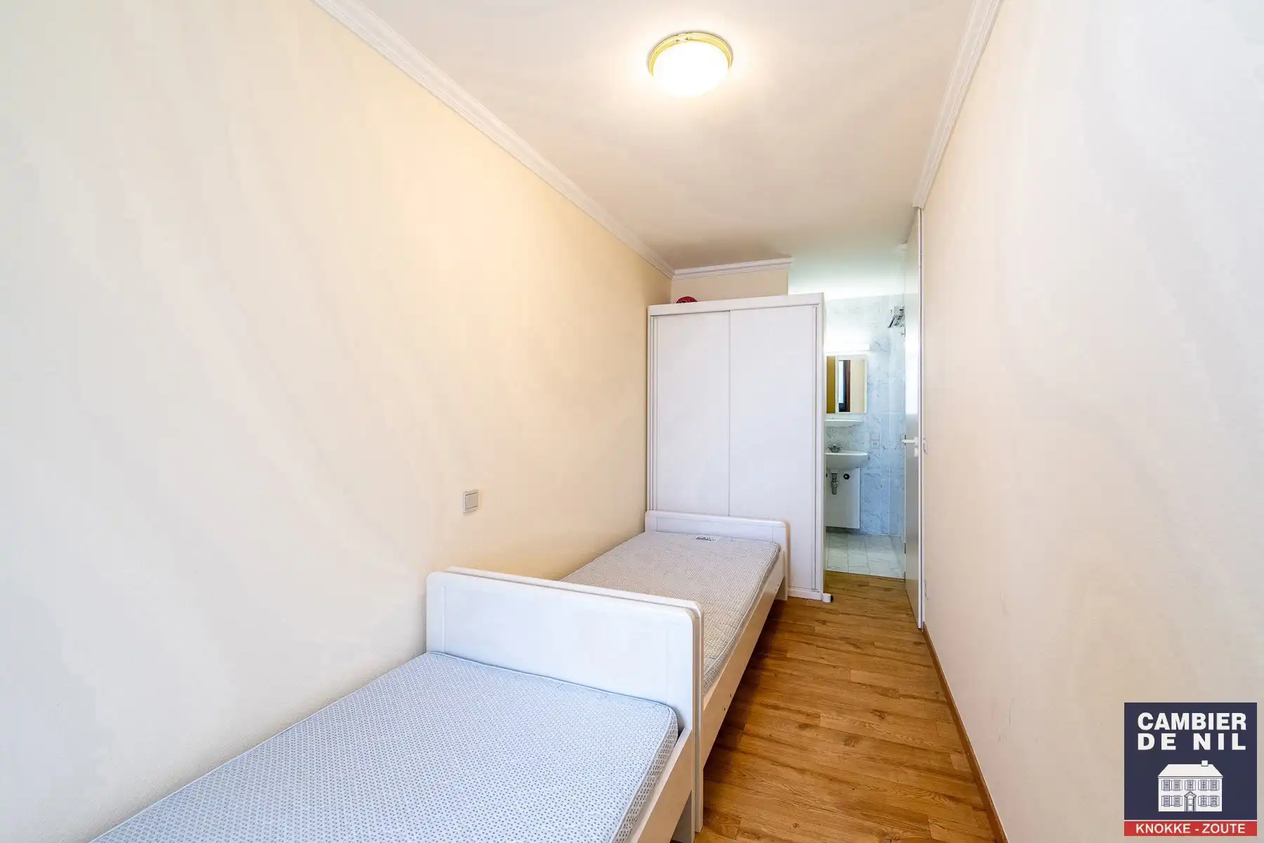 Gemeubeld appartement met frontaal zeezicht aan het Vanbunnenplein foto 15