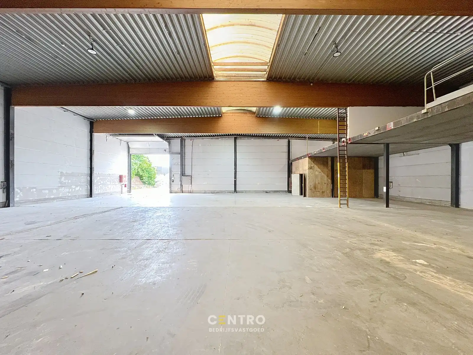 Instapklaar magazijn (600 m2) met mezzanine en geïntegreerd kantoor langs de N8 te Elverdinge (Ieper). Ambachten toegestaan ! foto 5