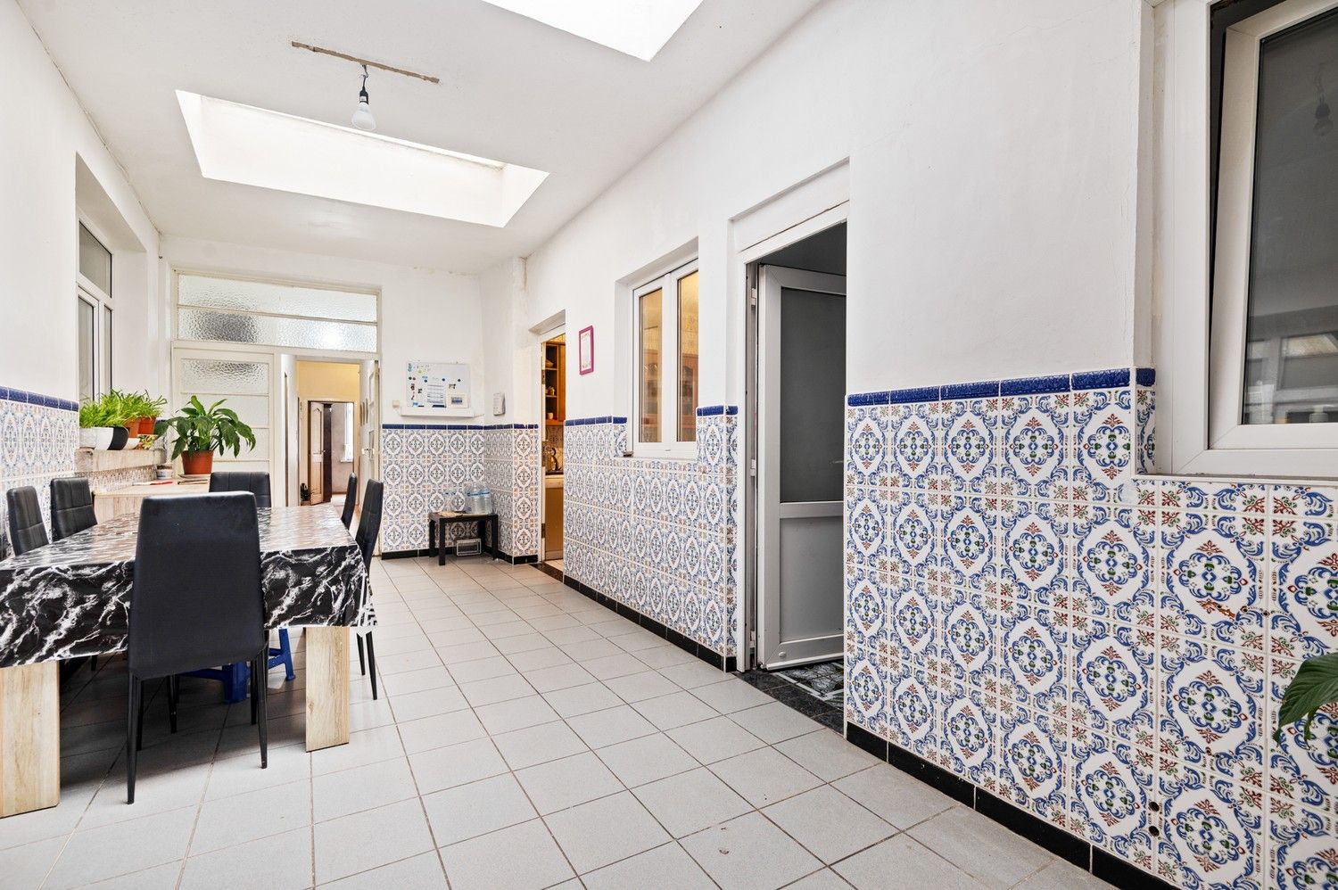 Opbrengsteigendom met een groot magazijn en 3 appartementen te koop! foto 10