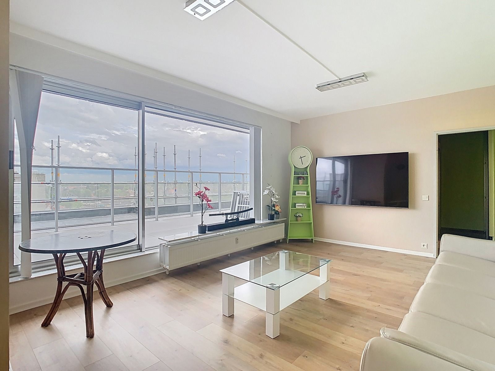 Instapklaar appartement met 1 SLPK én GROOT Terras! foto 3