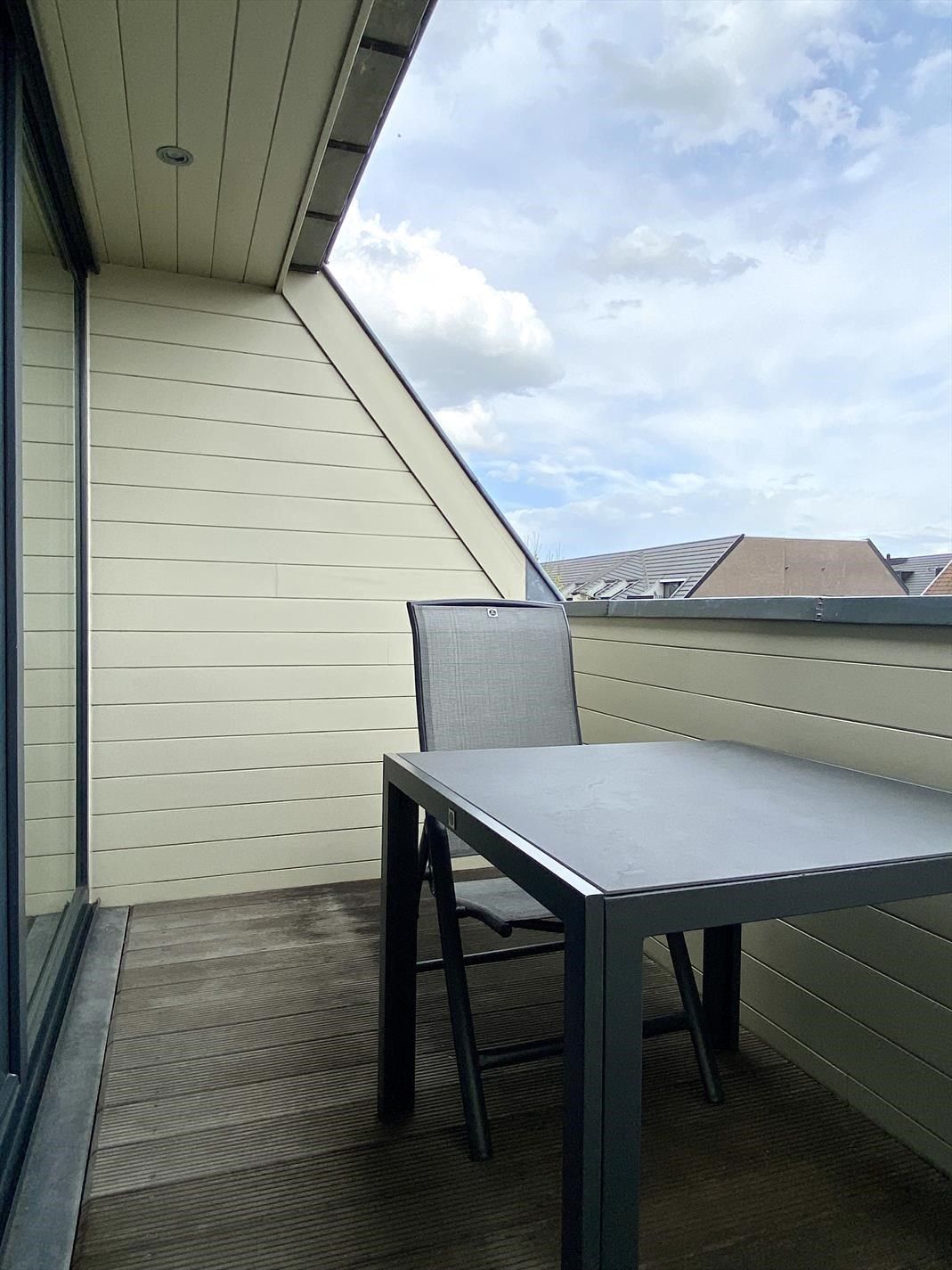 Hedendaags appartement met terras. foto 13