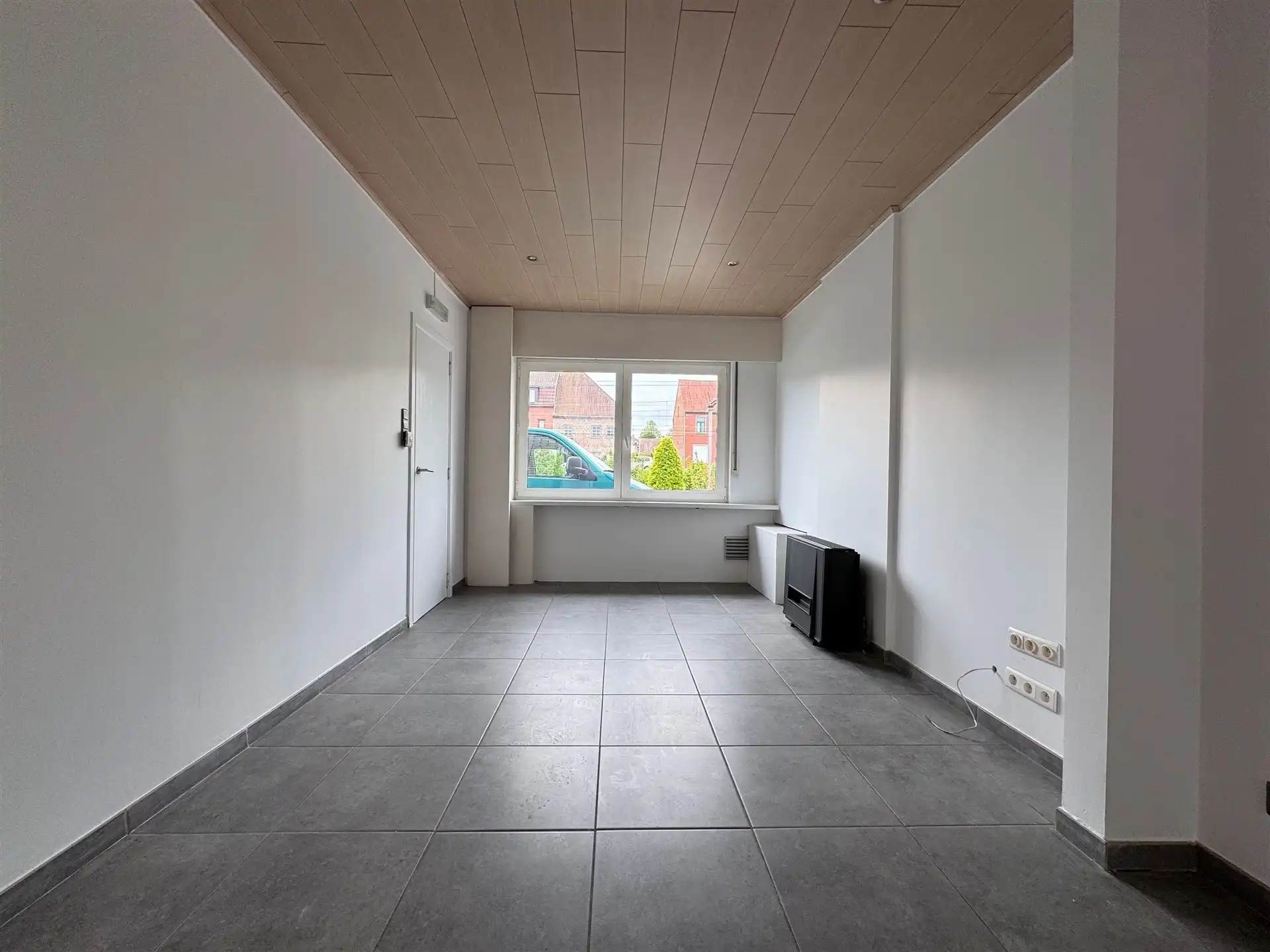 Vernieuwde woning met privé parking voor de wagen achteraan.  foto 3