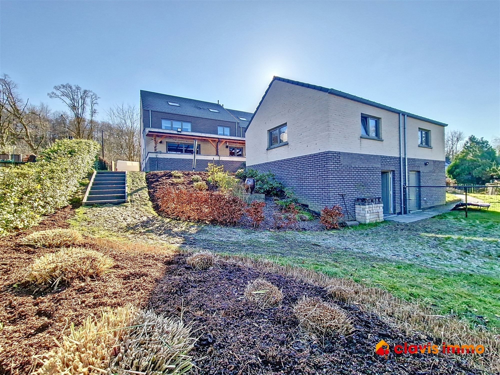 Aangename en recente woning (2022) met mooie tuin foto {{pictureIndex}}