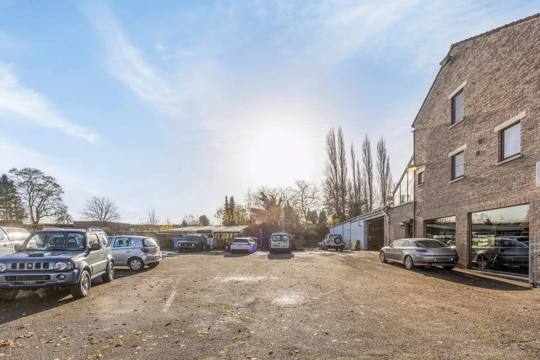 Handelspand met woonst, showroom, loods en bouwgrond foto 12