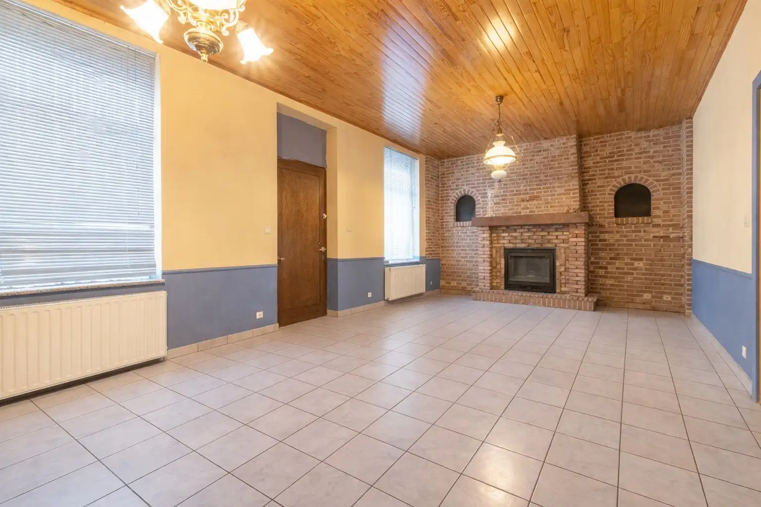 Kloeke woning met tuin, 2 garages en uitweg foto 6