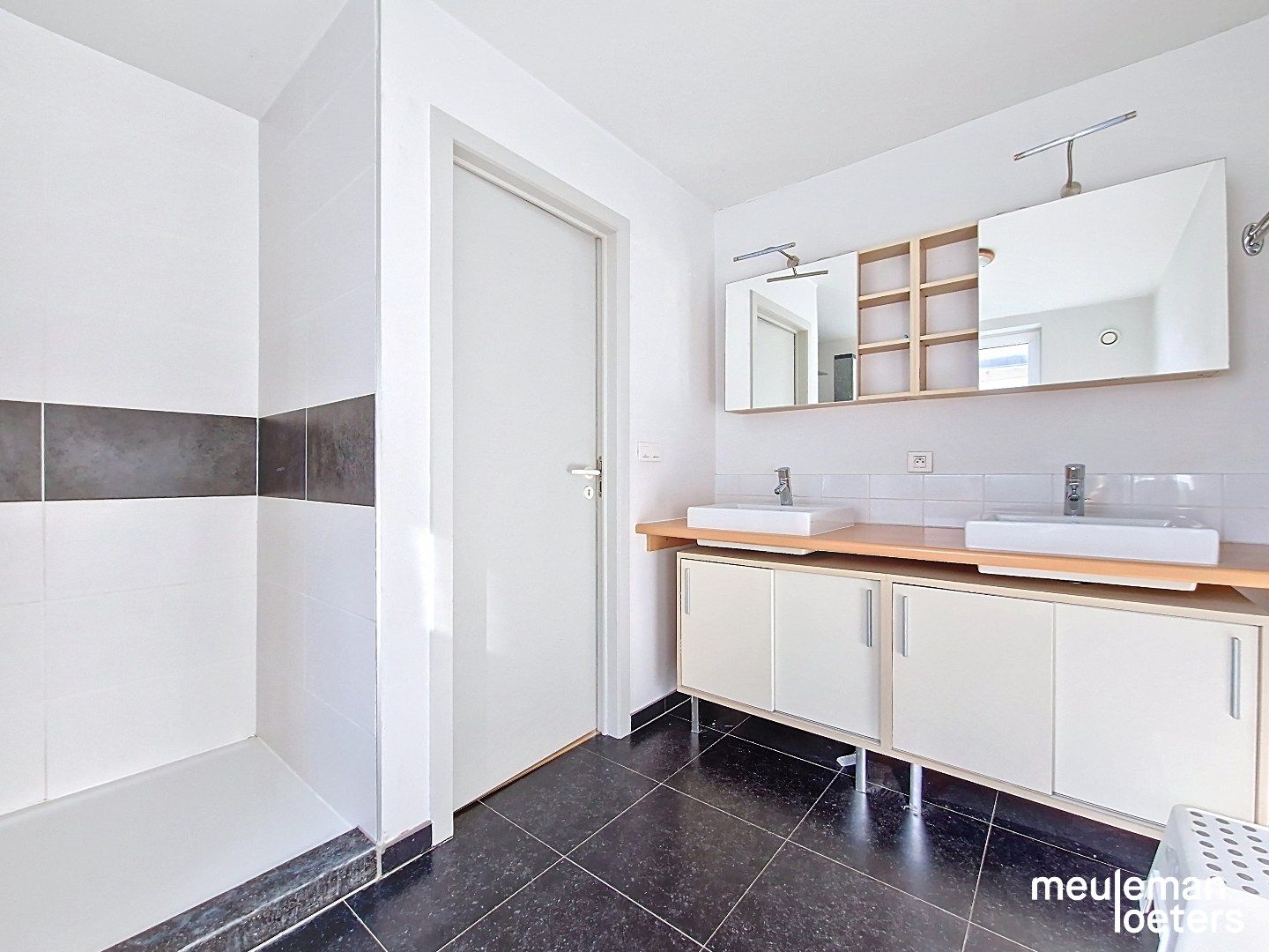 Ruime  halfopen woning met twee garages foto 14