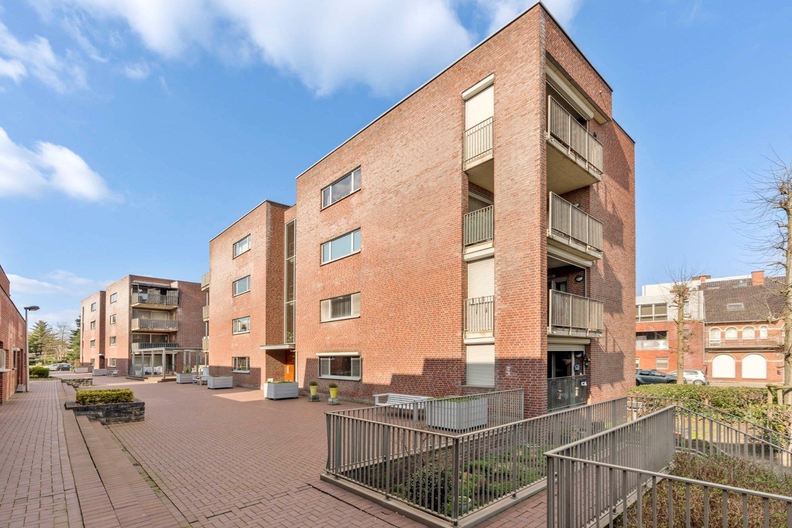 Gelijkvloers, instapklaar appartement gelegen op een rustig woonerf op een rustige locatie nabij het centrum van Maasmechelen!  foto 4