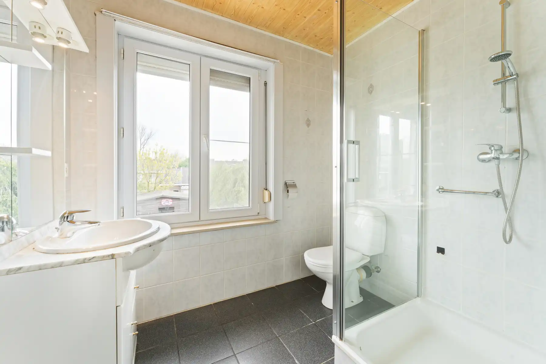 Lichtrijke woning met 4 slaapkamers, garage en verzorgde tuin. foto 19