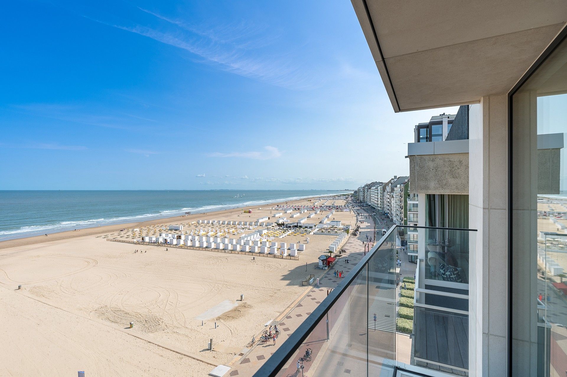 Exclusief en luxueus gerenoveerd appartement met frontaal zeezicht op topligging in Het Zoute foto 25