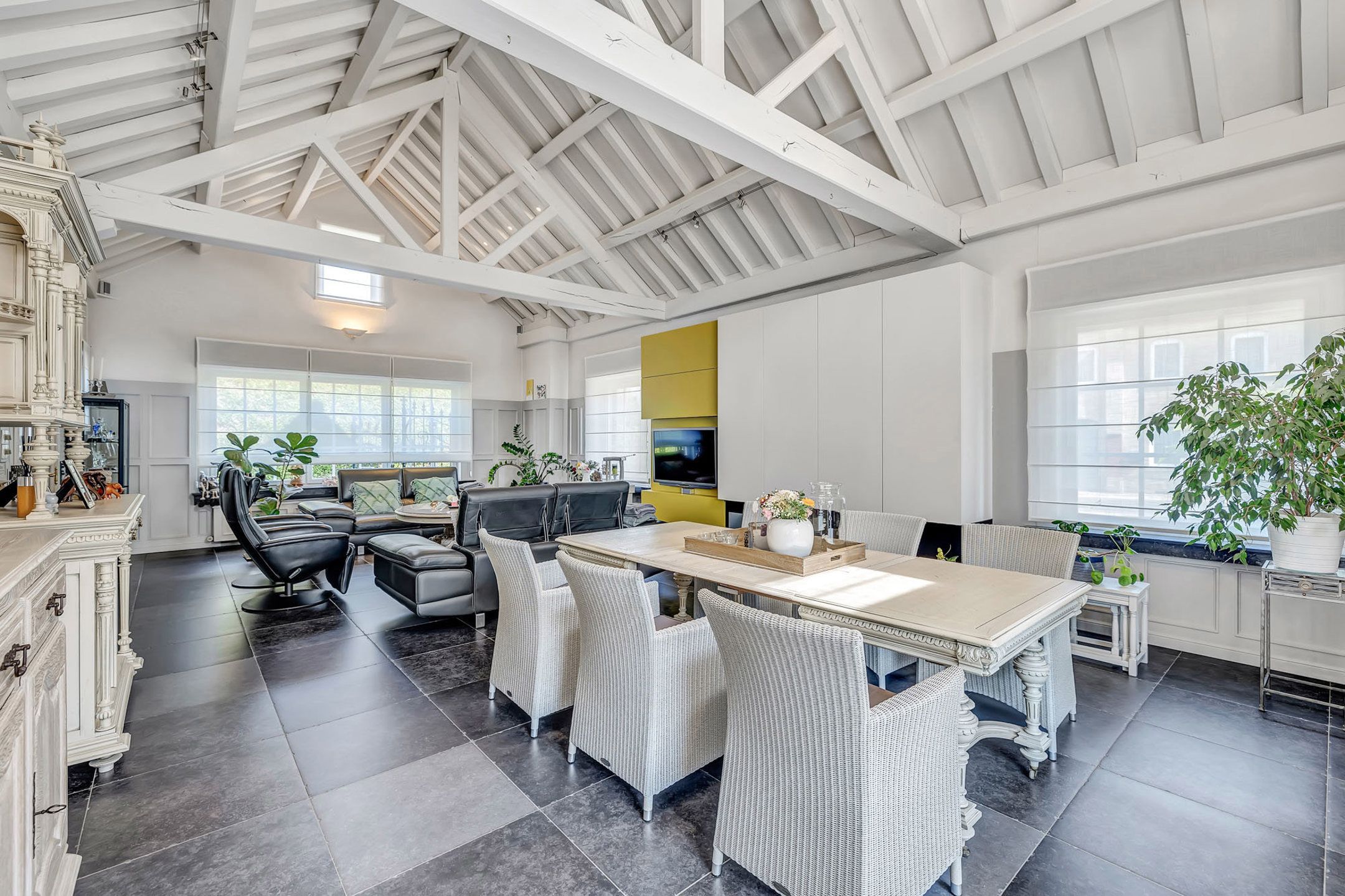 Instapklare ruime woning met loods(verkoop onder aandelen) foto 7
