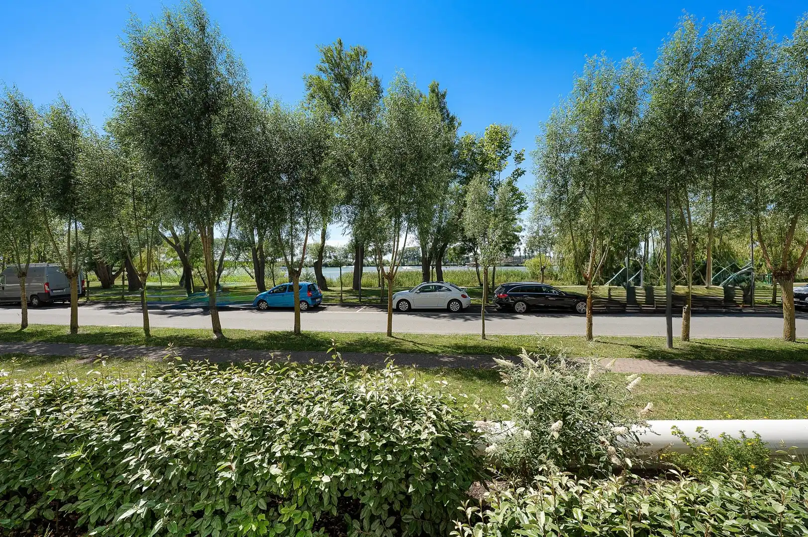 Uitzonderlijk tuinappartement met frontaal zicht op het Duinenwatermeer. foto 8