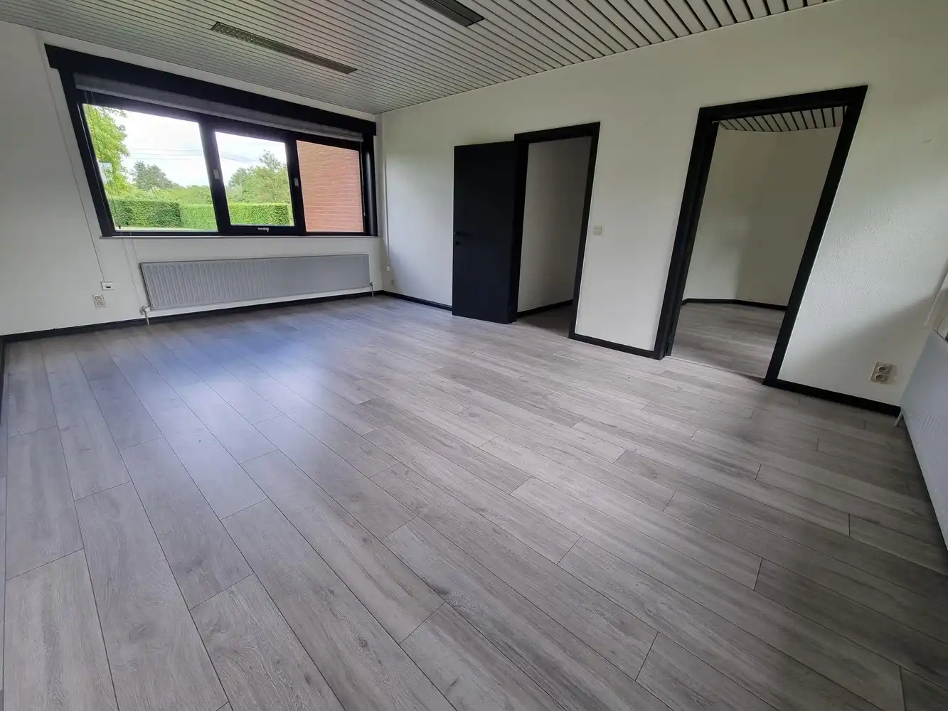 Kantoorgebouw met magazijnruimte, bruto vloeropp 1770 m² op een perceel gelegen van 49a85ca. foto 16