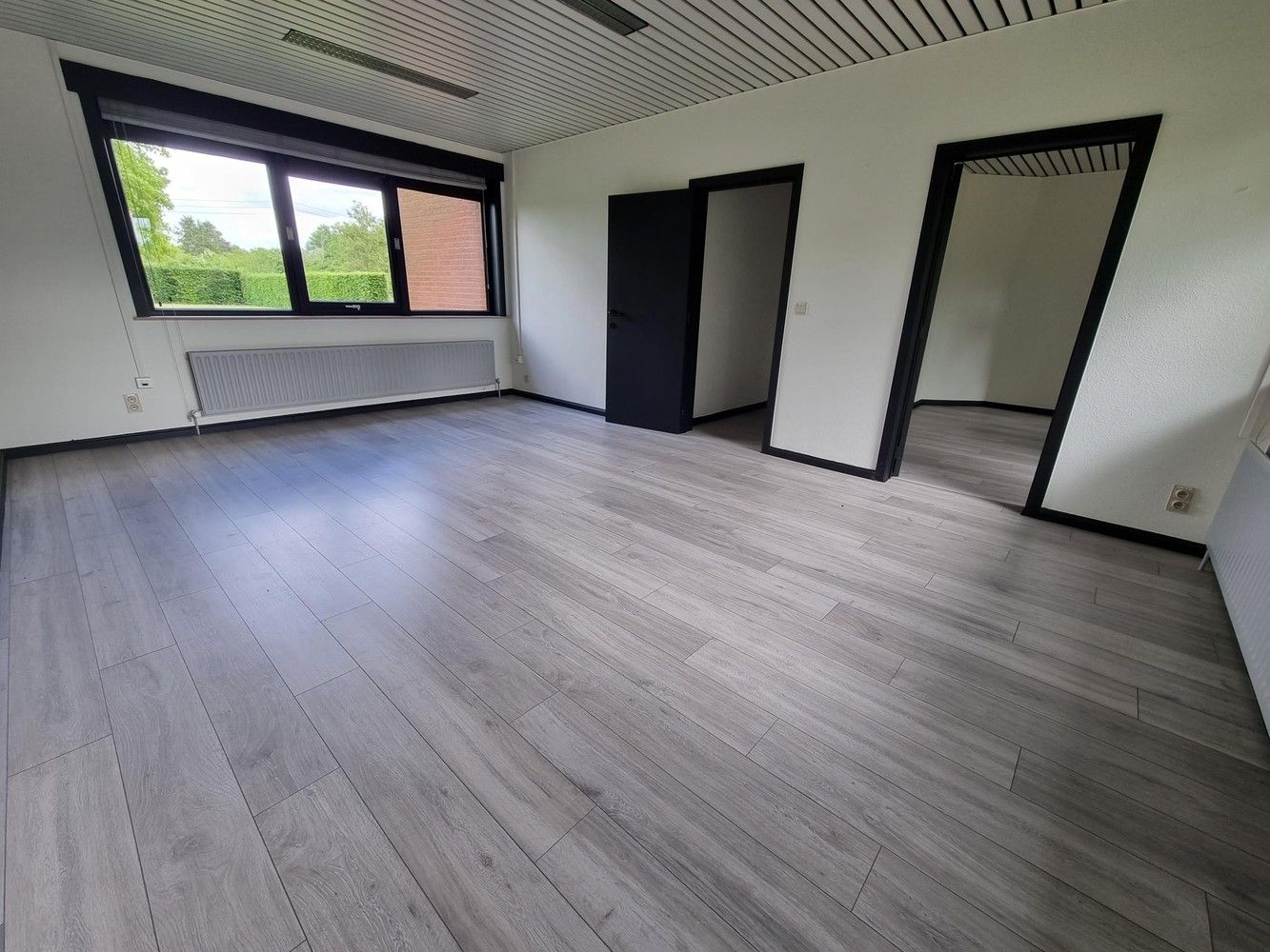 Kantoorgebouw met magazijnruimte, bruto vloeropp 1770 m² op een perceel gelegen van 49a85ca. foto 16