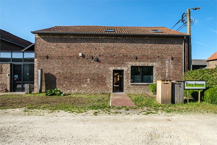 UNIEKE KARAKTERVOLLE WOONST MET 3 SLKS EN 2 PARKEERPLAATSEN OP EEN TOPLOCATIE foto {{pictureIndex}}