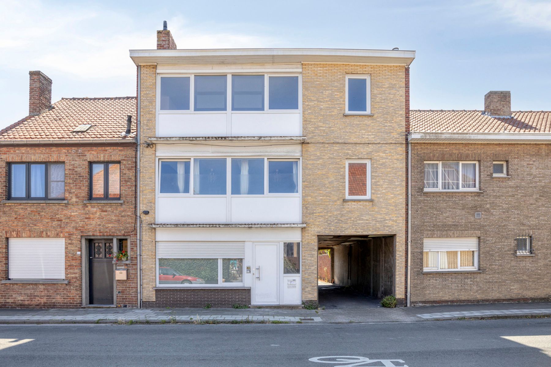 TE KOOP: Opbrengsteigendom met 3 appartementen en garage foto {{pictureIndex}}