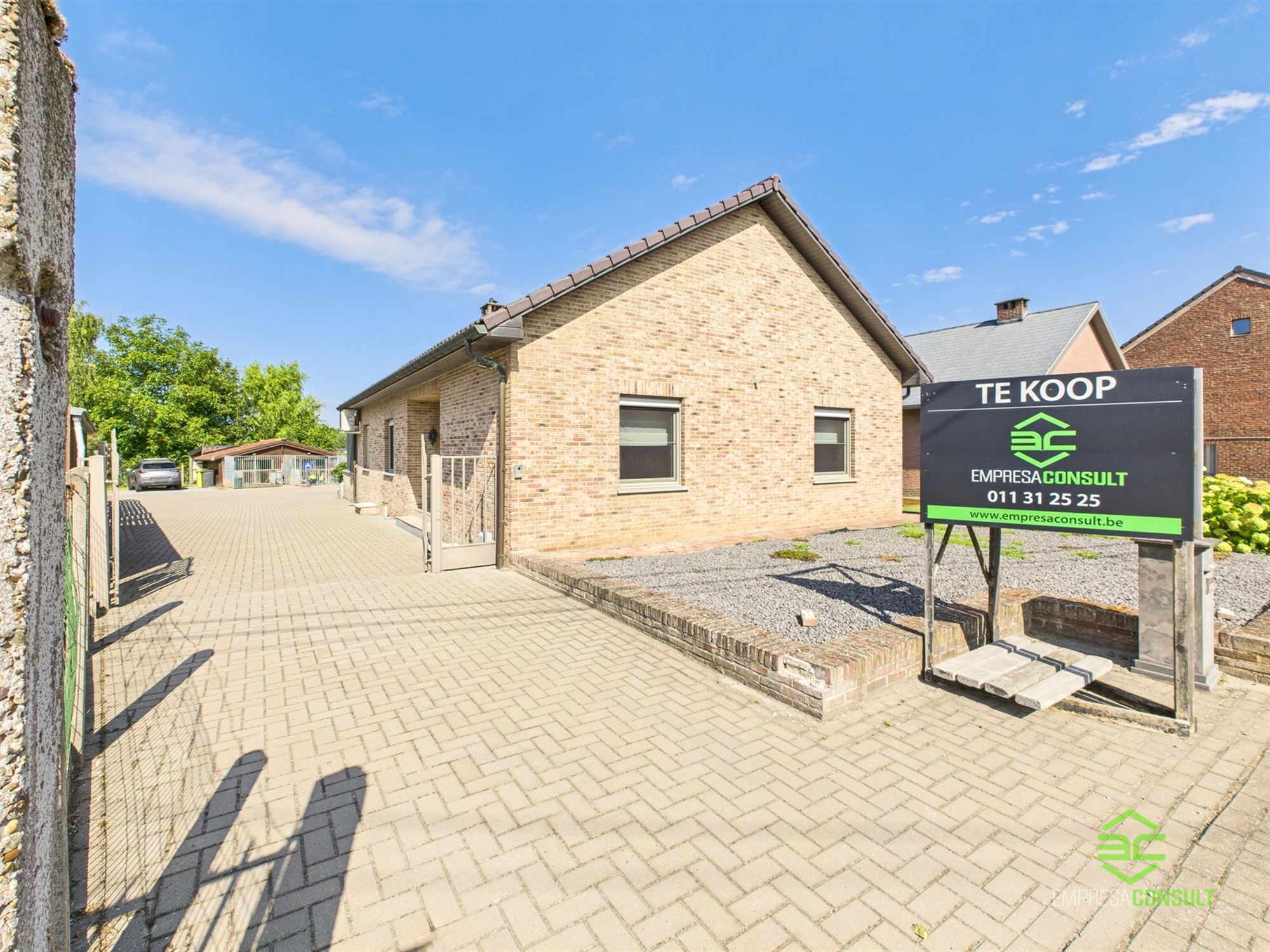 Instapklare gelijkvloerse woning met 3 slpk op 10a 21ca! foto {{pictureIndex}}