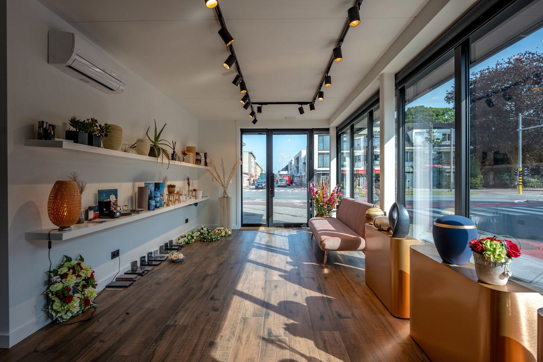 Handelsgelijkvloers (80m²) in het centrum van Stabroek met inpandige garage!  foto 5